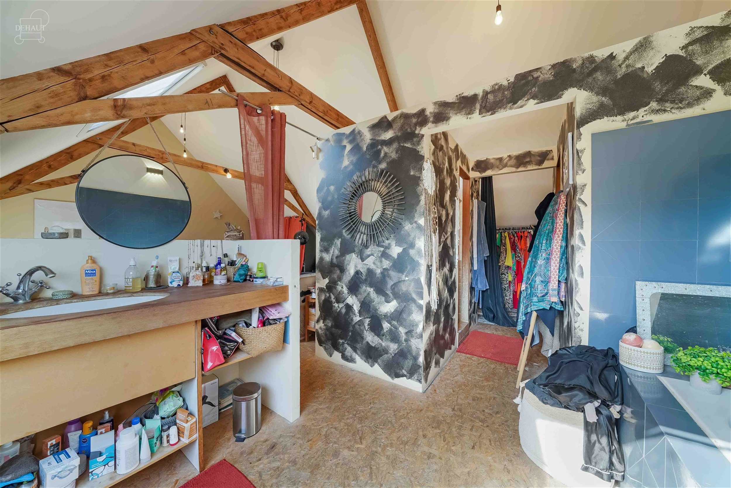 Schitterend, groot dorpshuis met 3 gevels, volledig gerenoveerd door een architect in een eigentijdse stijl. De begane grond bestaat uit een grote hal...