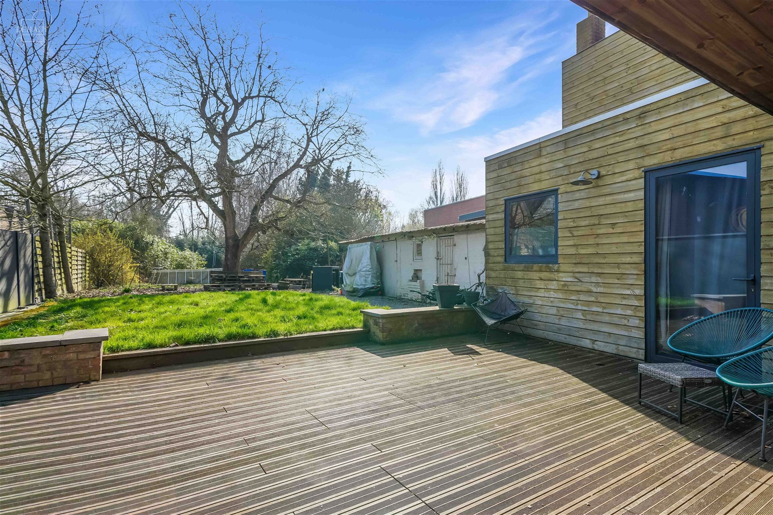 Schitterend, groot dorpshuis met 3 gevels, volledig gerenoveerd door een architect in een eigentijdse stijl. De begane grond bestaat uit een grote hal...