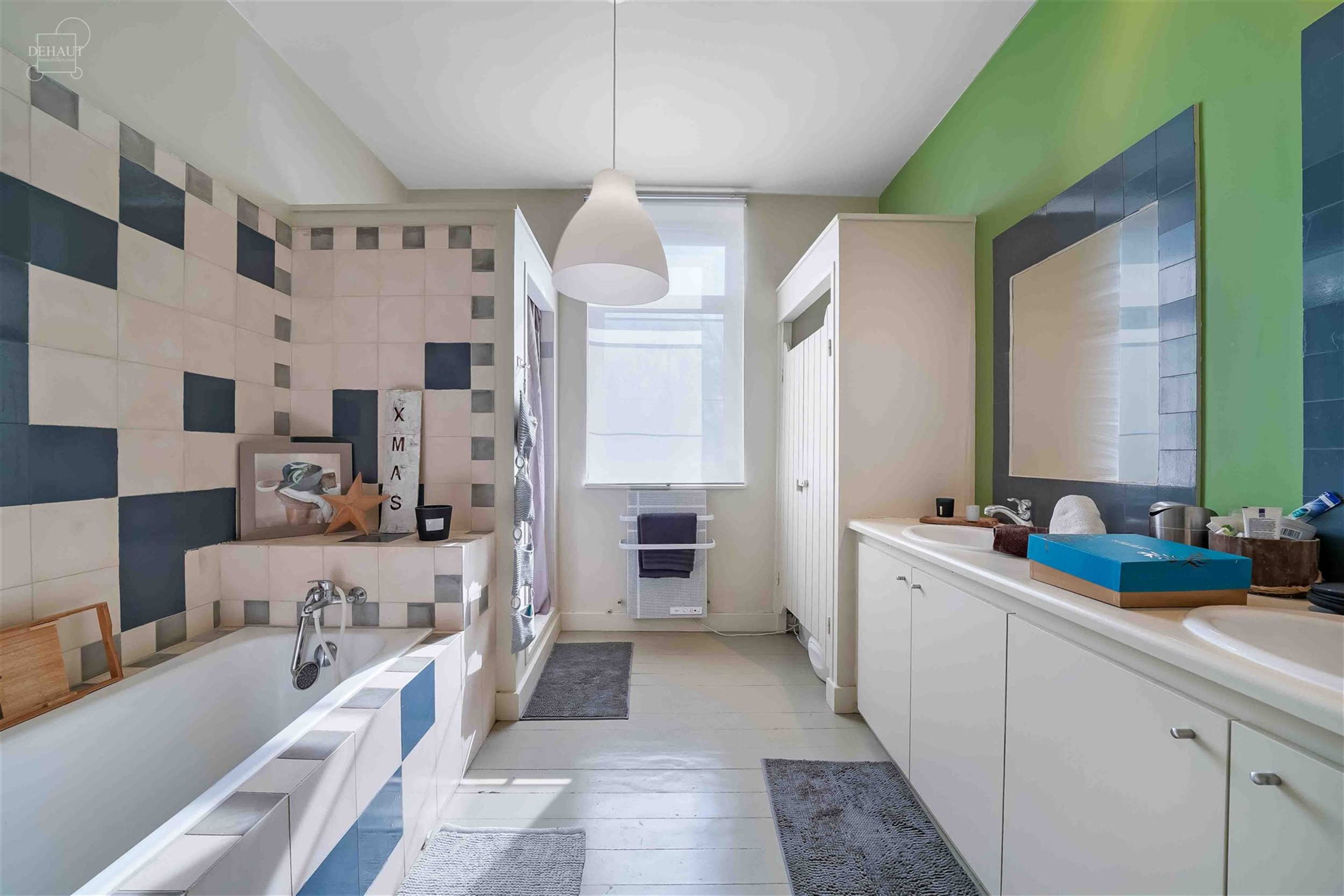 Schitterend, groot dorpshuis met 3 gevels, volledig gerenoveerd door een architect in een eigentijdse stijl. De begane grond bestaat uit een grote hal...