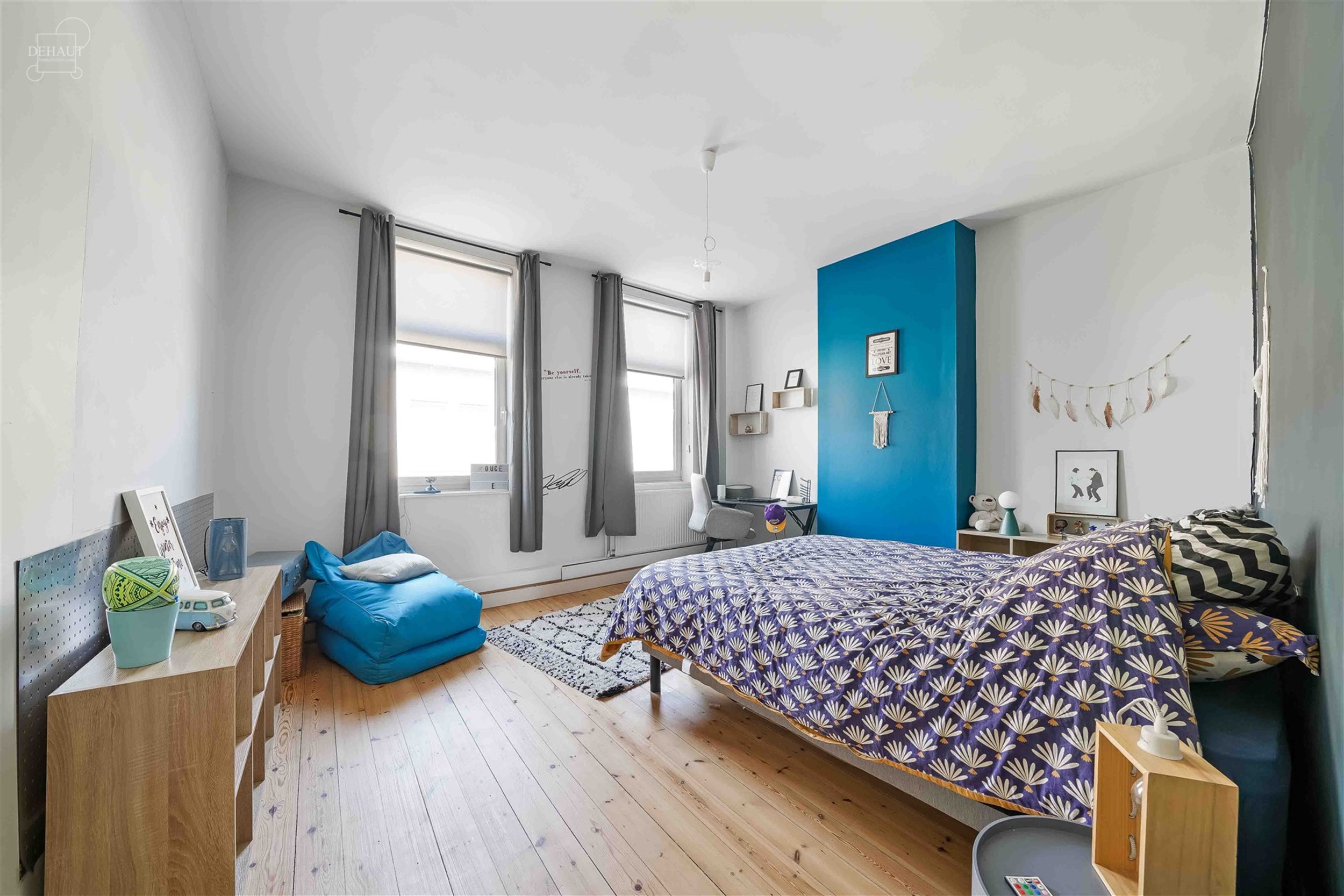 Schitterend, groot dorpshuis met 3 gevels, volledig gerenoveerd door een architect in een eigentijdse stijl. De begane grond bestaat uit een grote hal...