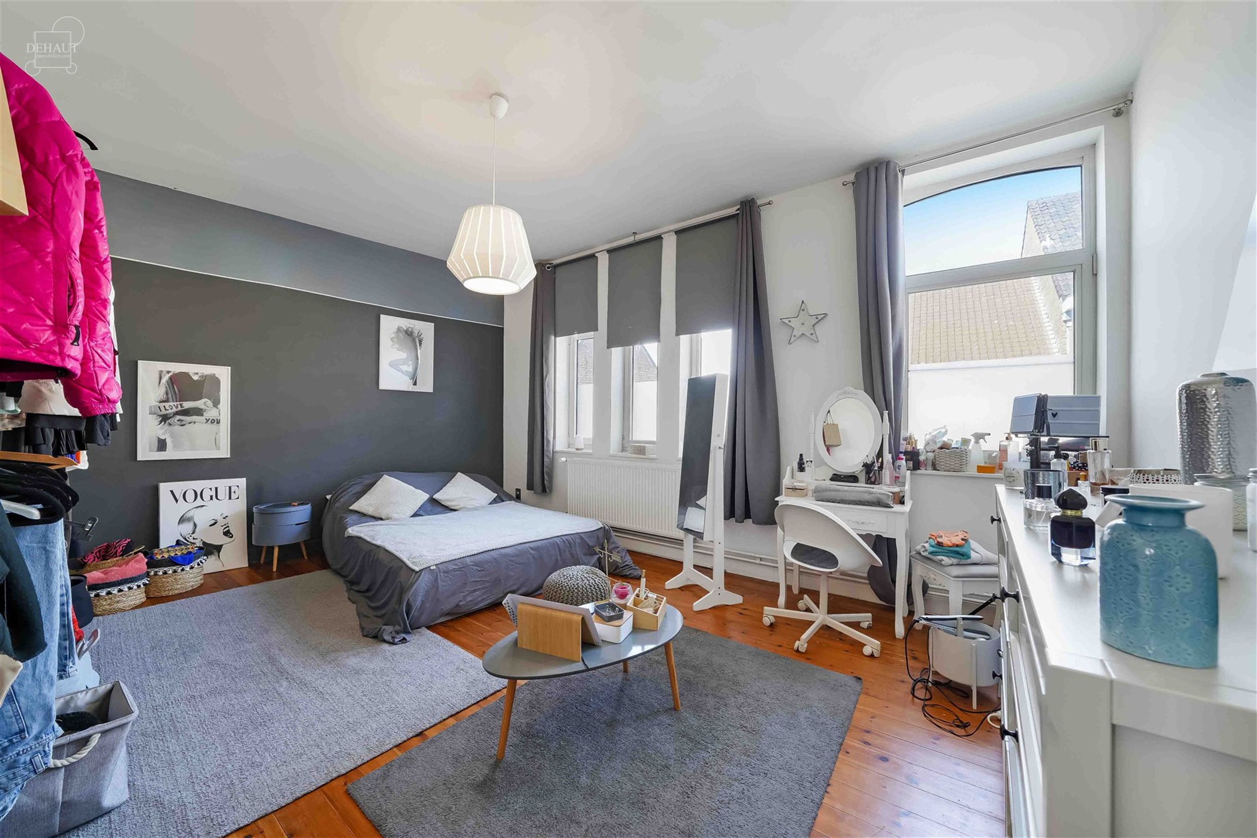 Schitterend, groot dorpshuis met 3 gevels, volledig gerenoveerd door een architect in een eigentijdse stijl. De begane grond bestaat uit een grote hal...