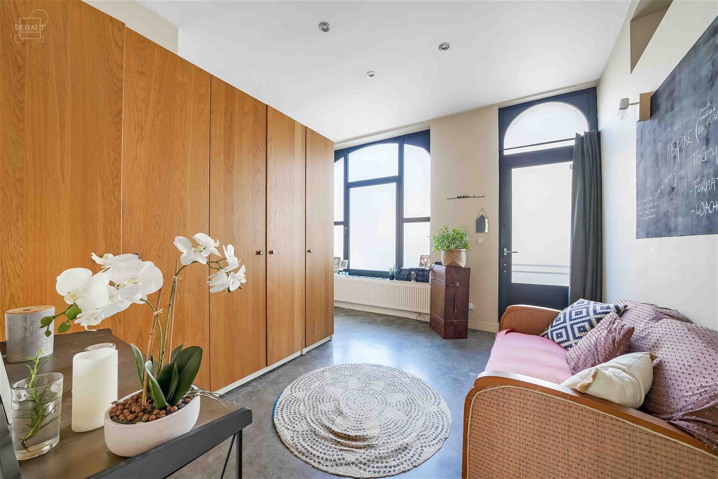 Schitterend, groot dorpshuis met 3 gevels, volledig gerenoveerd door een architect in een eigentijdse stijl. De begane grond bestaat uit een grote hal...