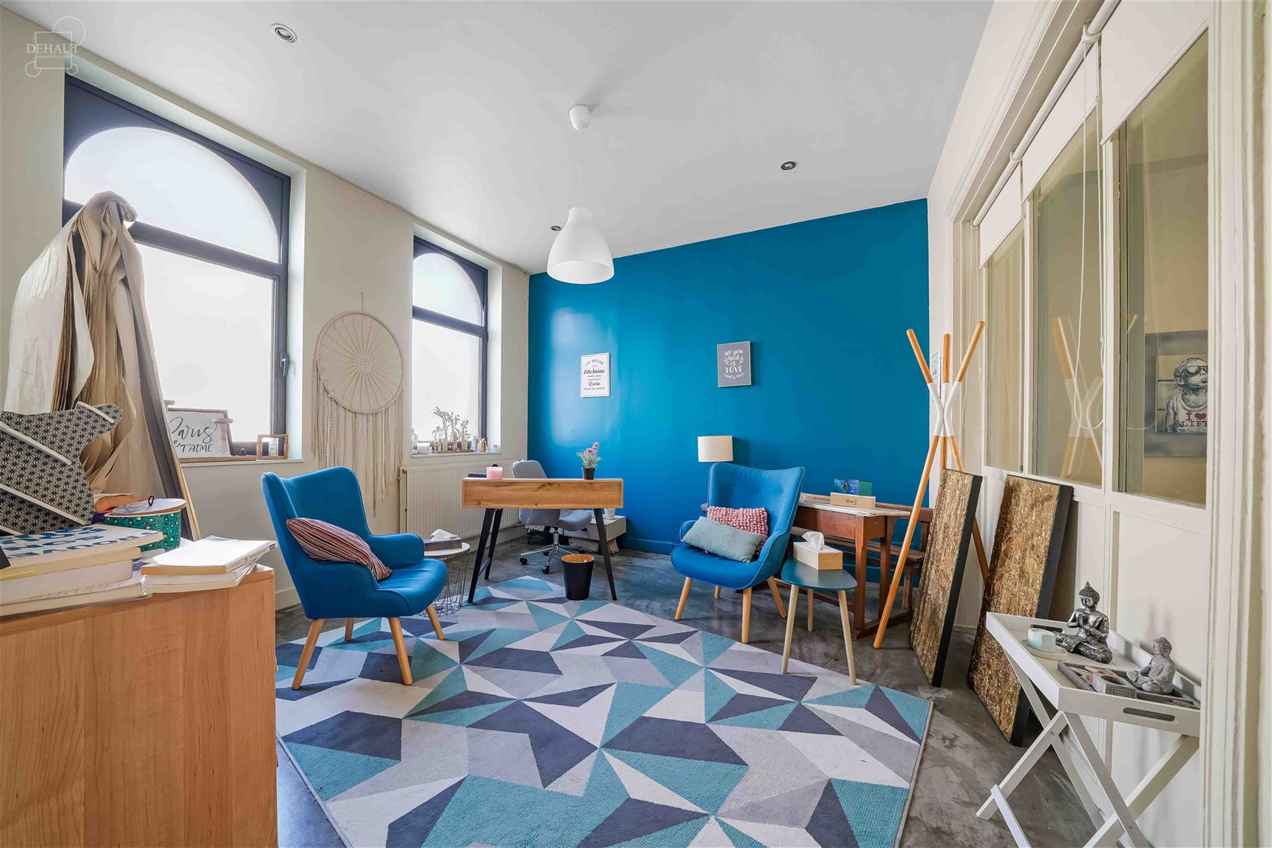 Schitterend, groot dorpshuis met 3 gevels, volledig gerenoveerd door een architect in een eigentijdse stijl. De begane grond bestaat uit een grote hal...