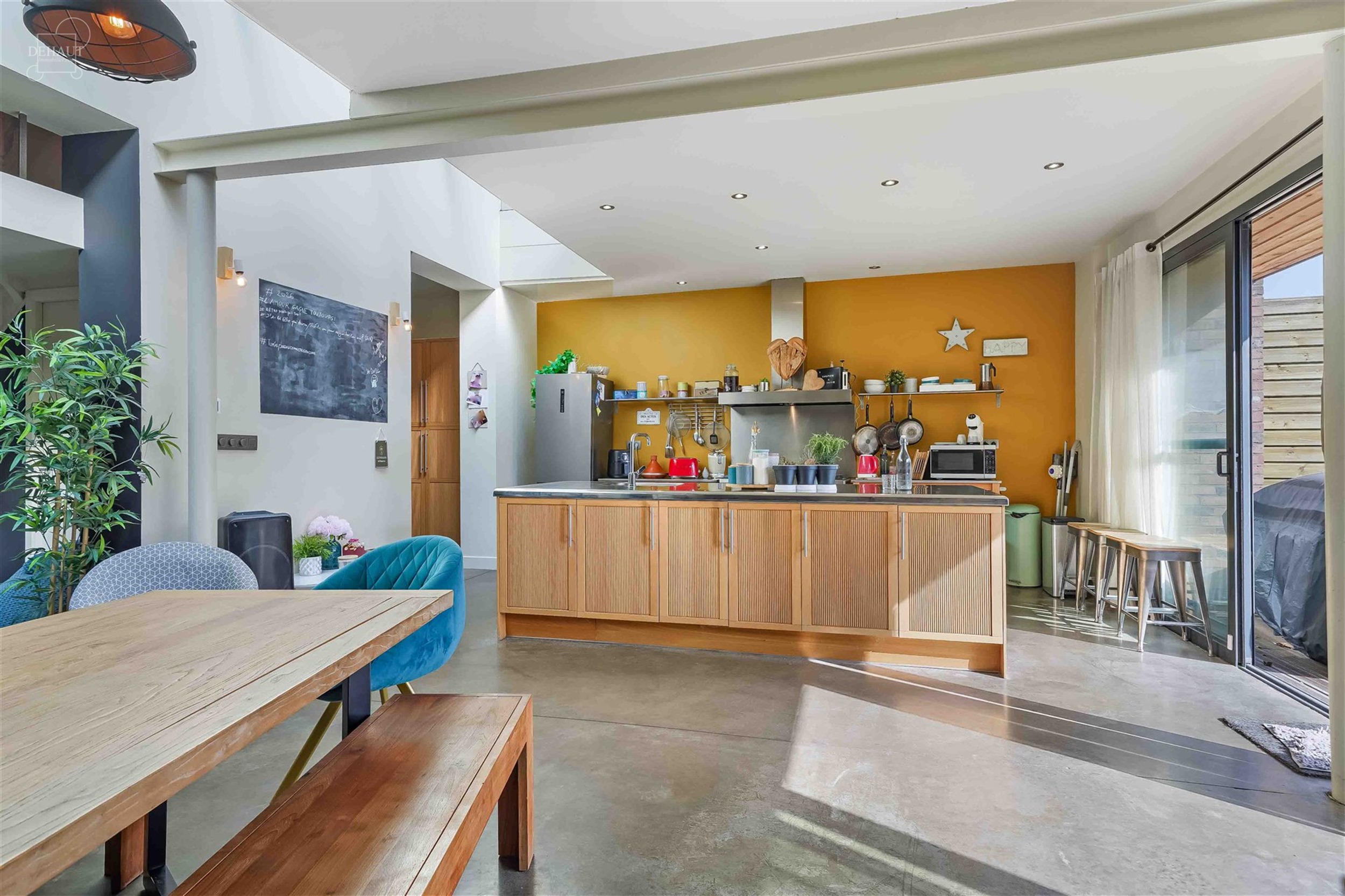 Schitterend, groot dorpshuis met 3 gevels, volledig gerenoveerd door een architect in een eigentijdse stijl. De begane grond bestaat uit een grote hal...