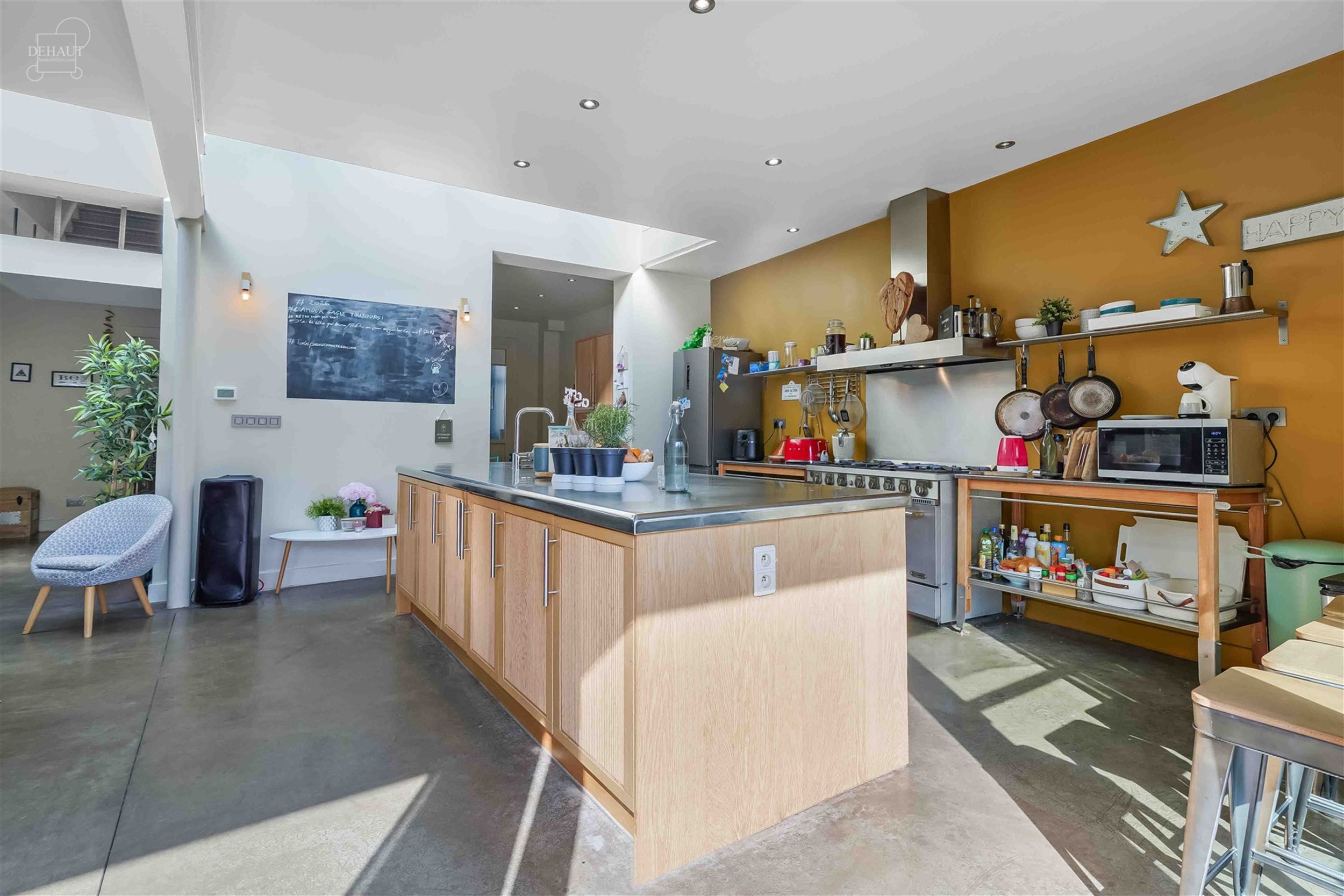 Schitterend, groot dorpshuis met 3 gevels, volledig gerenoveerd door een architect in een eigentijdse stijl. De begane grond bestaat uit een grote hal...