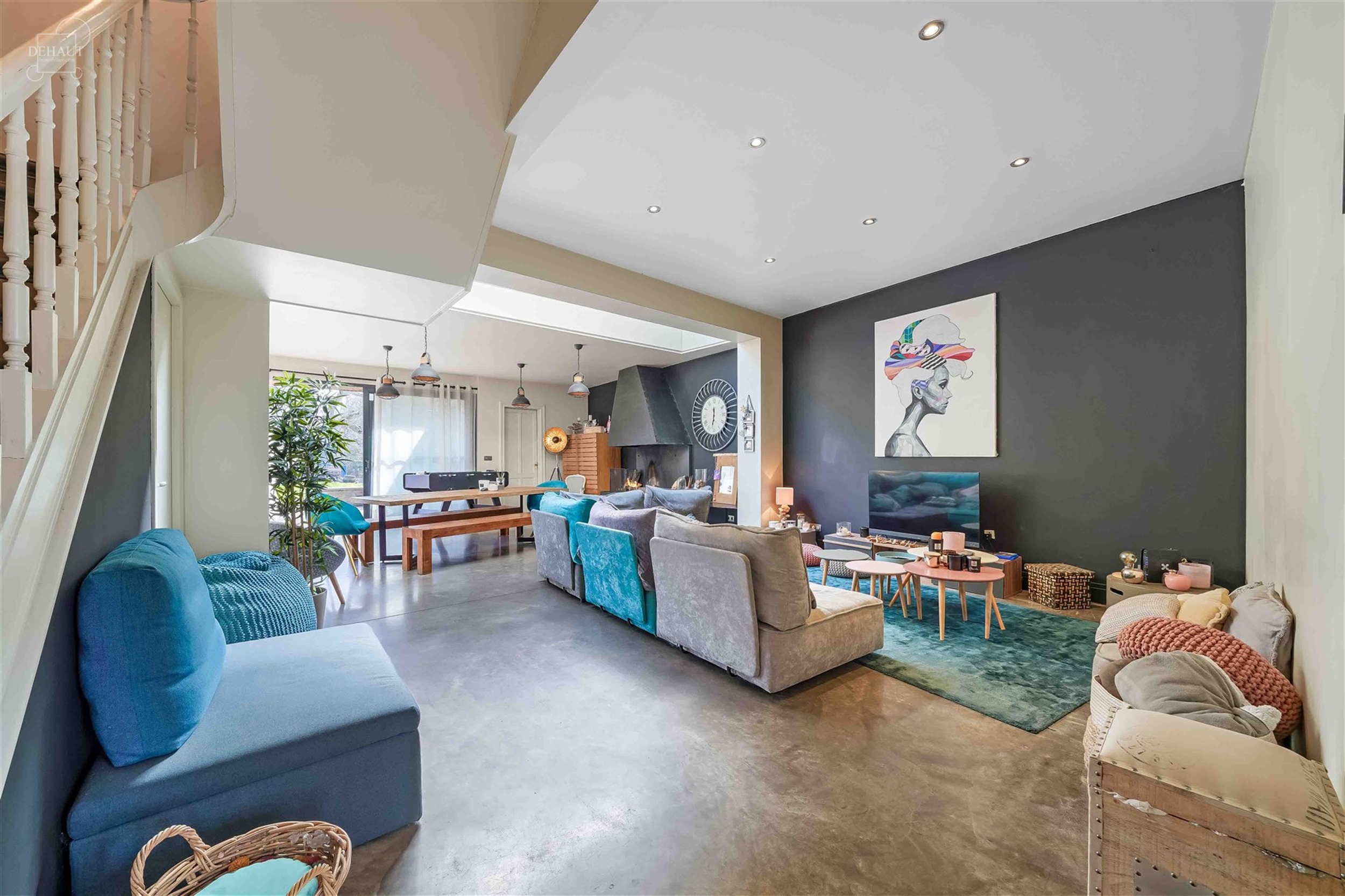 Schitterend, groot dorpshuis met 3 gevels, volledig gerenoveerd door een architect in een eigentijdse stijl. De begane grond bestaat uit een grote hal...