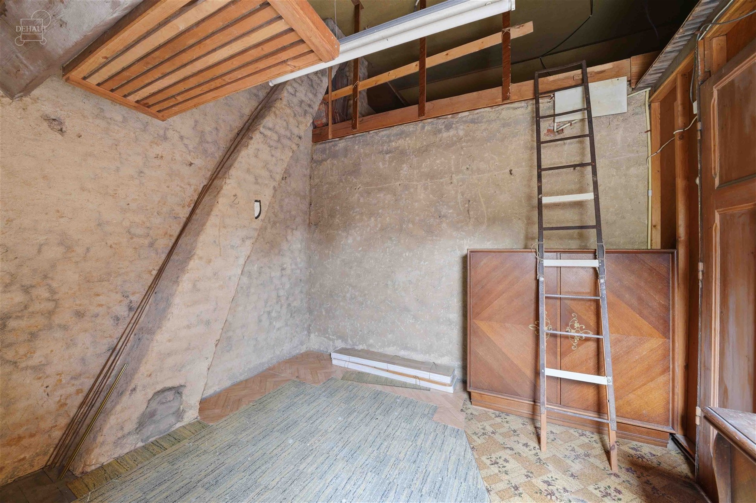 Stadswoning gelegen in een rustige straat vlakbij het stadscentrum. Het bestaat uit een mooie hal die leidt naar een woonkamer, een ingerichte keuken,...