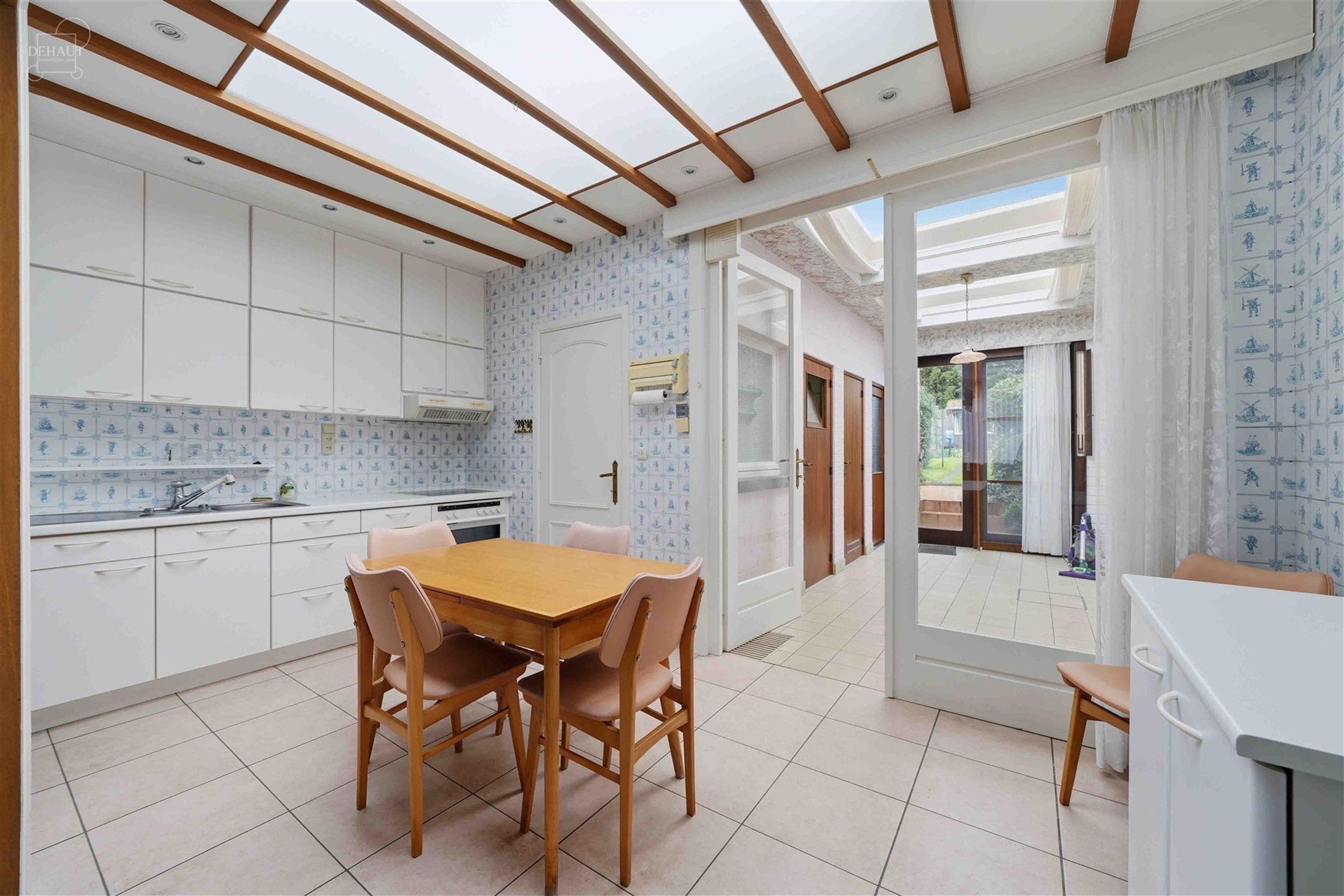 Stadswoning gelegen in een rustige straat vlakbij het stadscentrum. Het bestaat uit een mooie hal die leidt naar een woonkamer, een ingerichte keuken,...