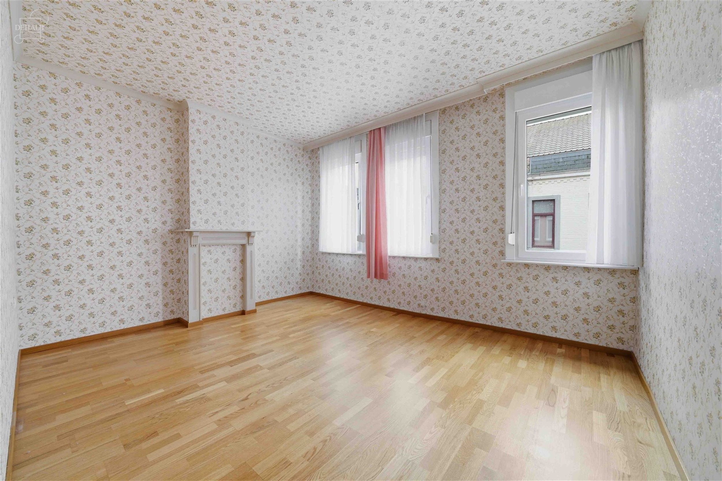 Stadswoning gelegen in een rustige straat vlakbij het stadscentrum. Het bestaat uit een mooie hal die leidt naar een woonkamer, een ingerichte keuken,...