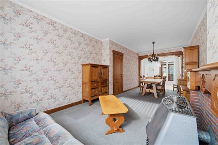 Stadswoning gelegen in een rustige straat vlakbij het stadscentrum. Het bestaat uit een mooie hal die leidt naar een woonkamer, een ingerichte keuken,...