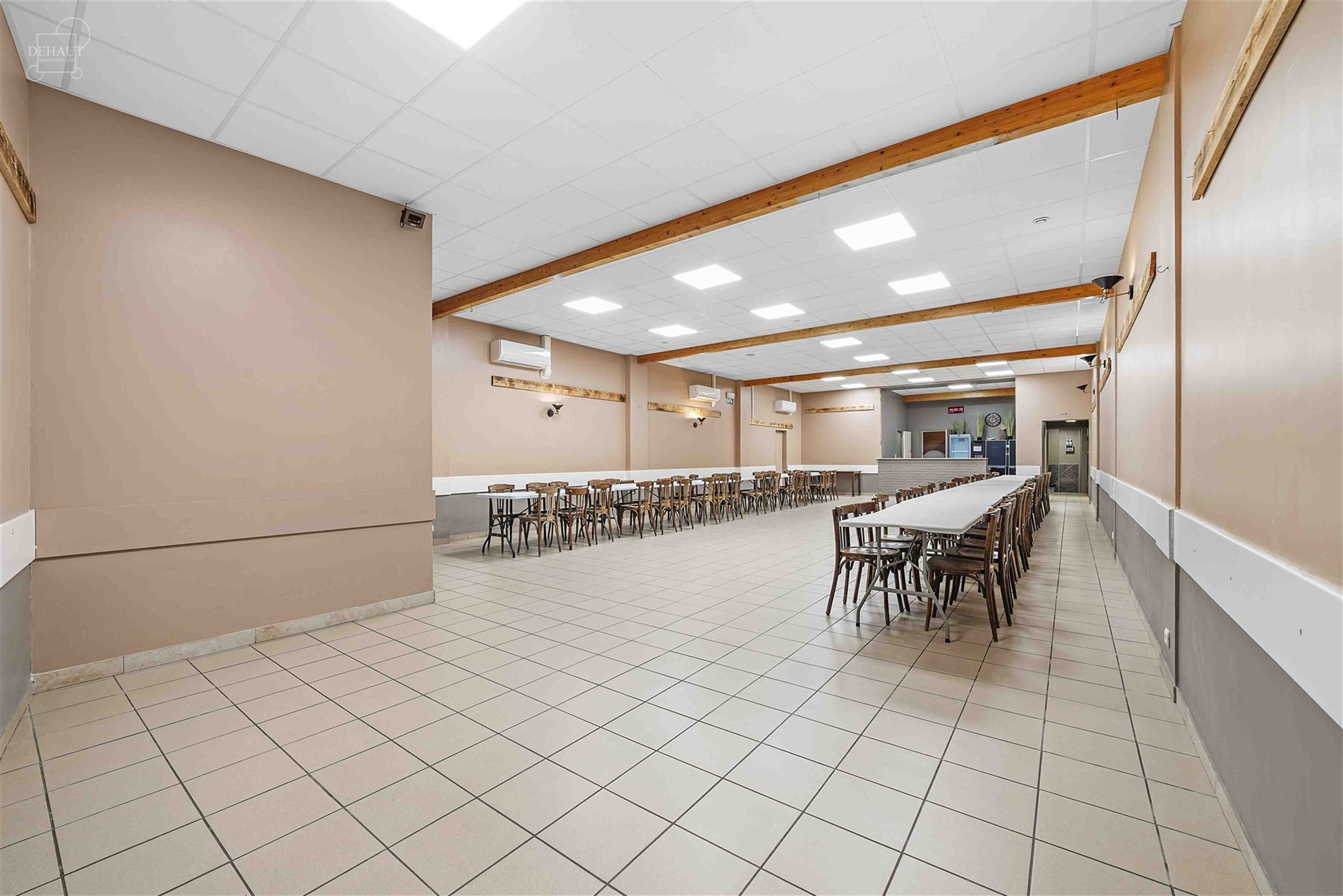 Salle des fêtes avec excellente rentabilité. Équipée d'un bar, d'une cuisine professionnelle, de WC homme / femme et de 2 réserves. Installation ...