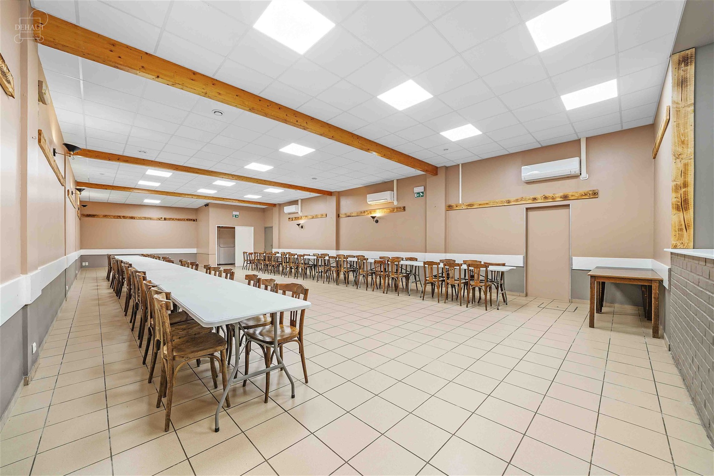 Salle des fêtes avec excellente rentabilité. Équipée d'un bar, d'une cuisine professionnelle, de WC homme / femme et de 2 réserves. Installation ...