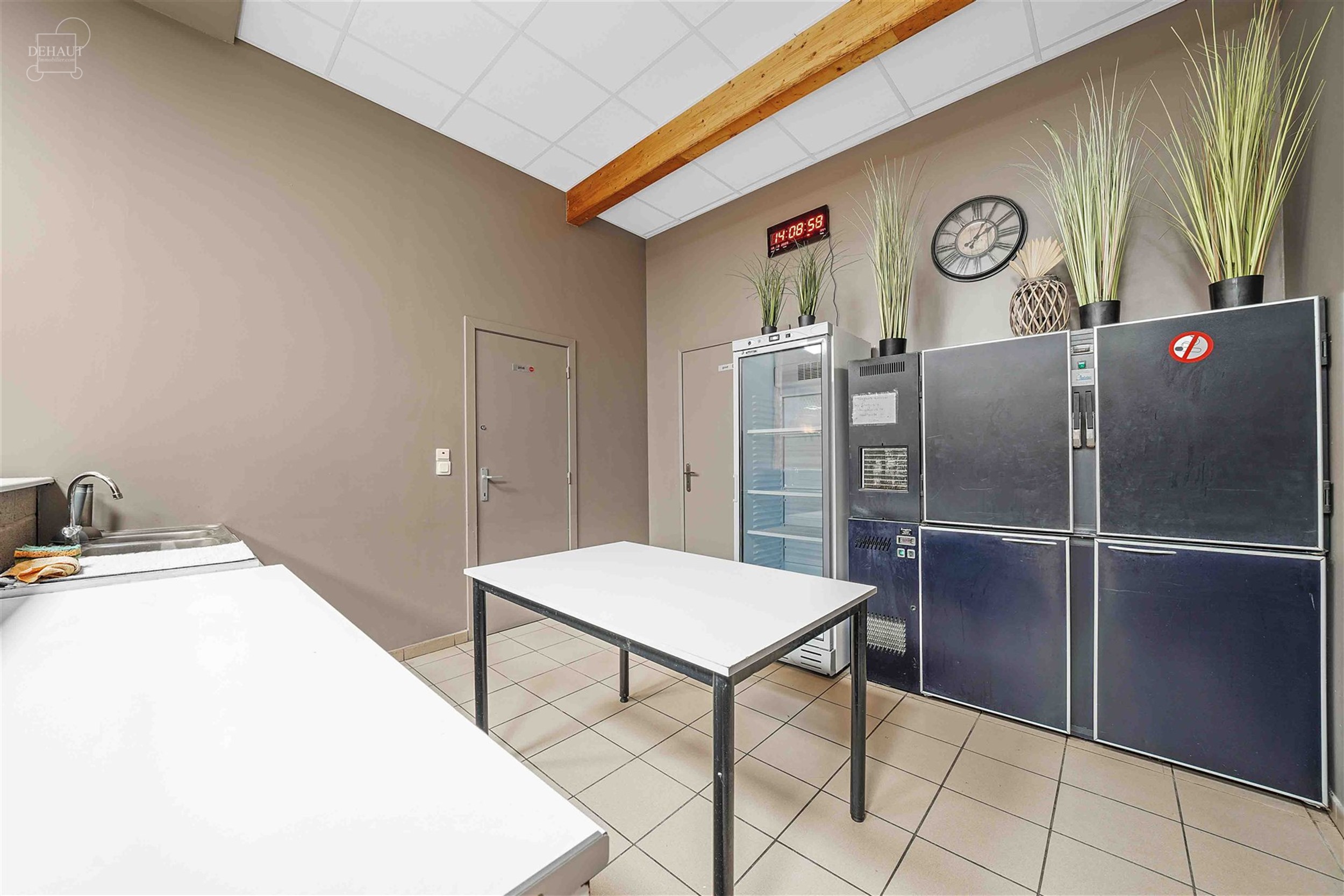 Salle des fêtes avec excellente rentabilité. Équipée d'un bar, d'une cuisine professionnelle, de WC homme / femme et de 2 réserves. Installation ...