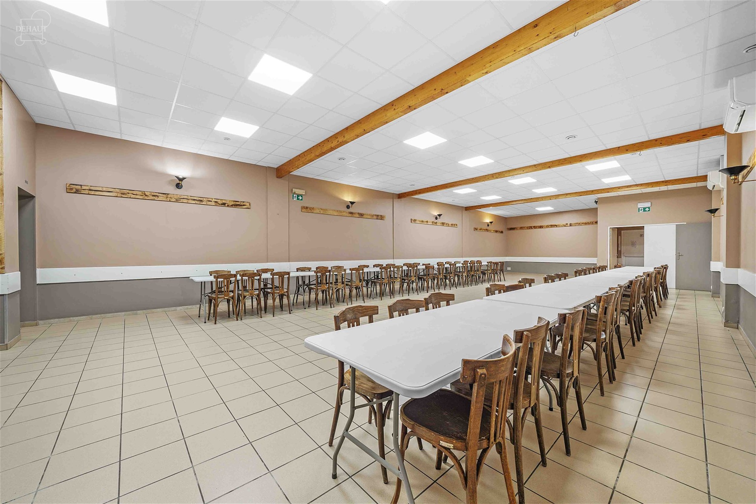 Salle des fêtes avec excellente rentabilité. Équipée d'un bar, d'une cuisine professionnelle, de WC homme / femme et de 2 réserves. Installation ...