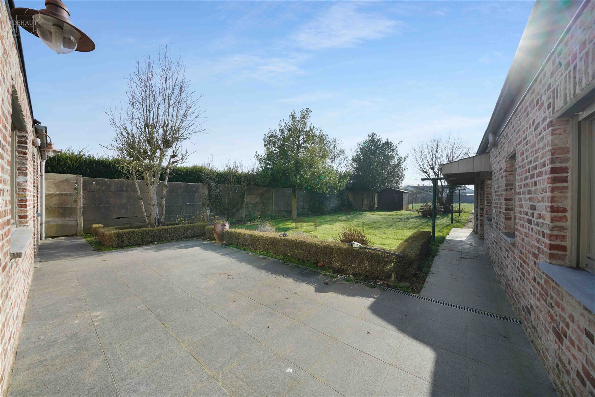 Veelbelovende vrijstaande stadswoning met deel van een bouwkavel aan de achterzijde met uitzicht op Résidence Val de Lys.
Beschikt over ca. 180m² w...
