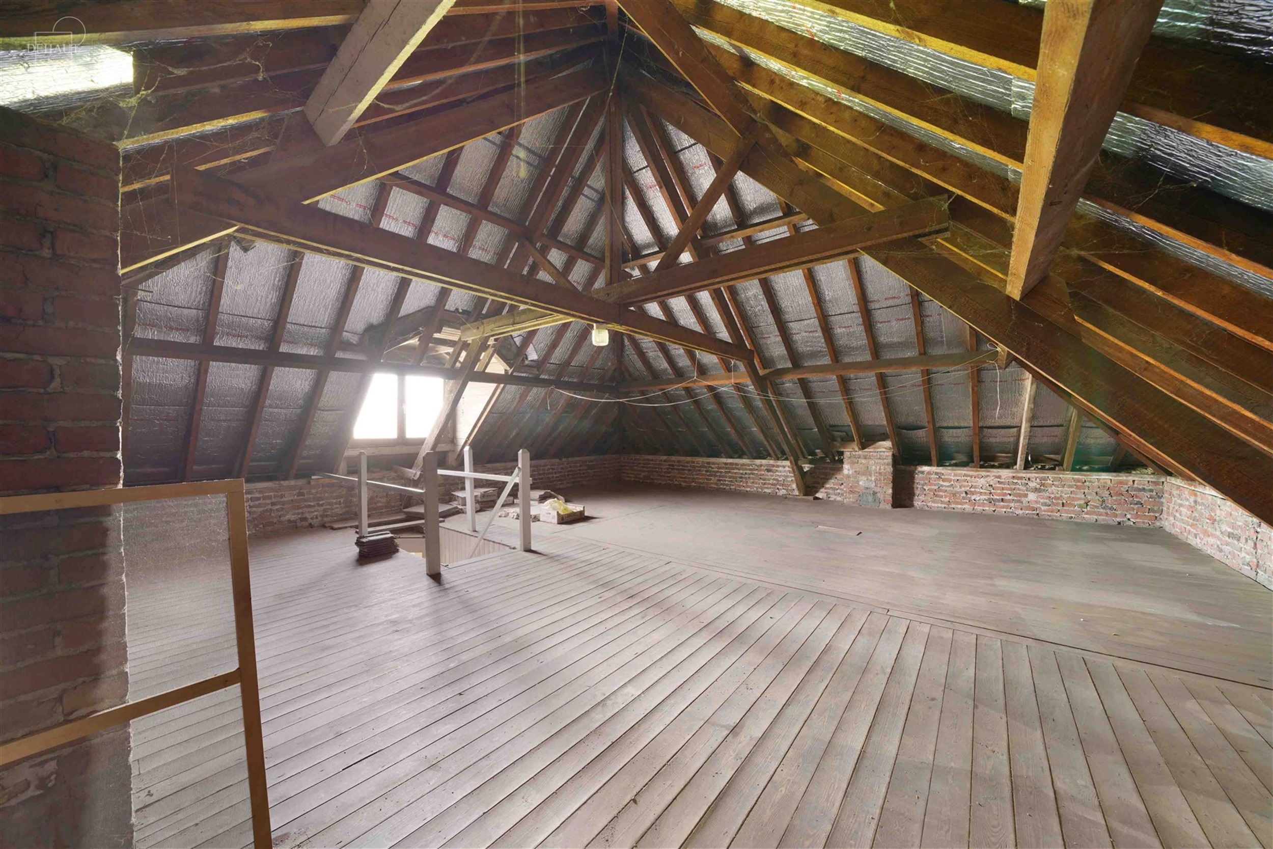 Veelbelovende vrijstaande stadswoning met deel van een bouwkavel aan de achterzijde met uitzicht op Résidence Val de Lys.
Beschikt over ca. 180m² w...