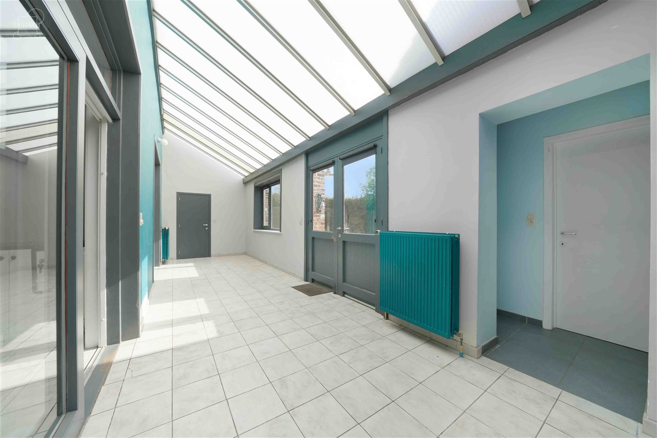 Veelbelovende vrijstaande stadswoning met deel van een bouwkavel aan de achterzijde met uitzicht op Résidence Val de Lys.
Beschikt over ca. 180m² w...