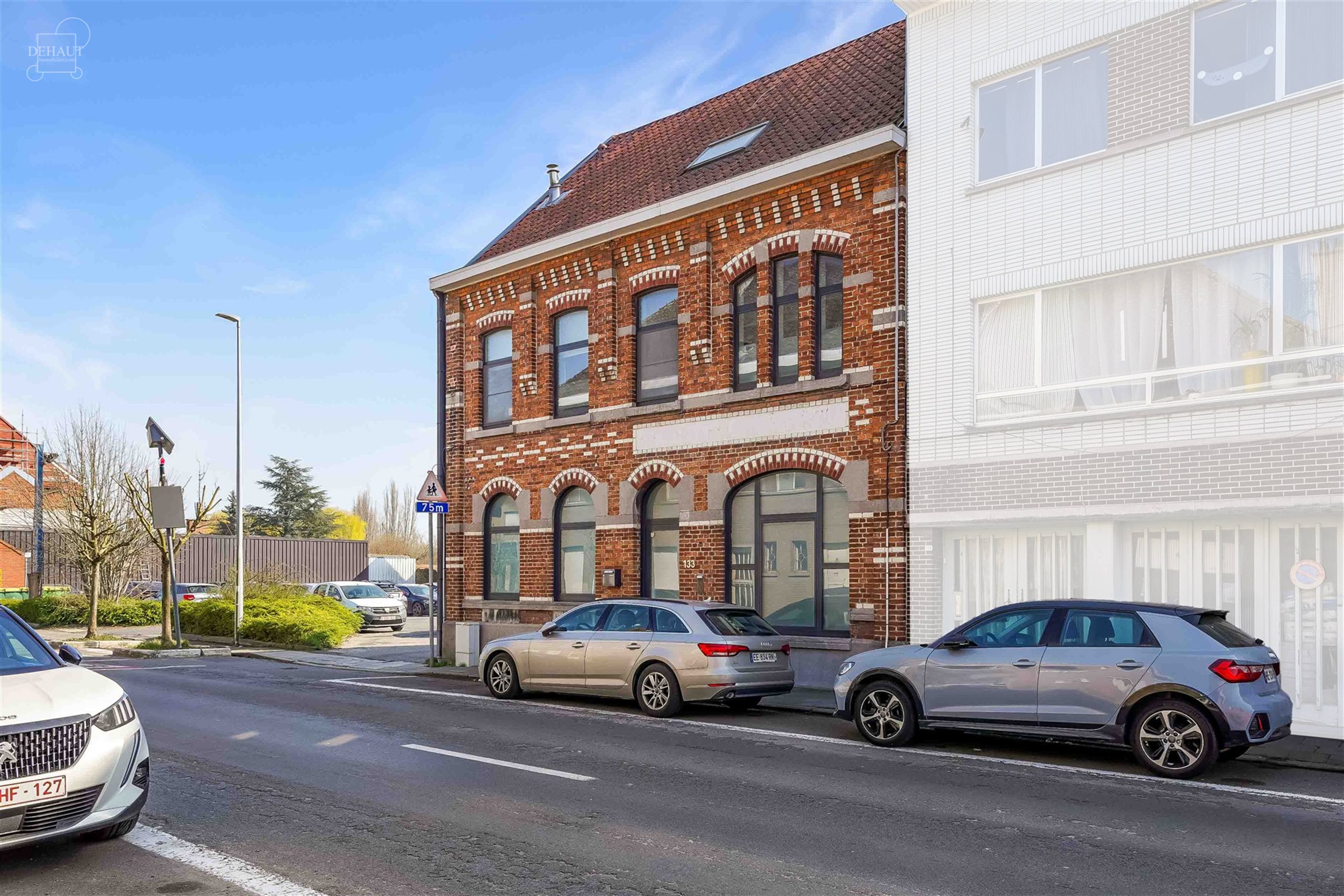 Schitterend, groot dorpshuis met 3 gevels, volledig gerenoveerd door een architect in een eigentijdse stijl. De begane grond bestaat uit een grote hal...