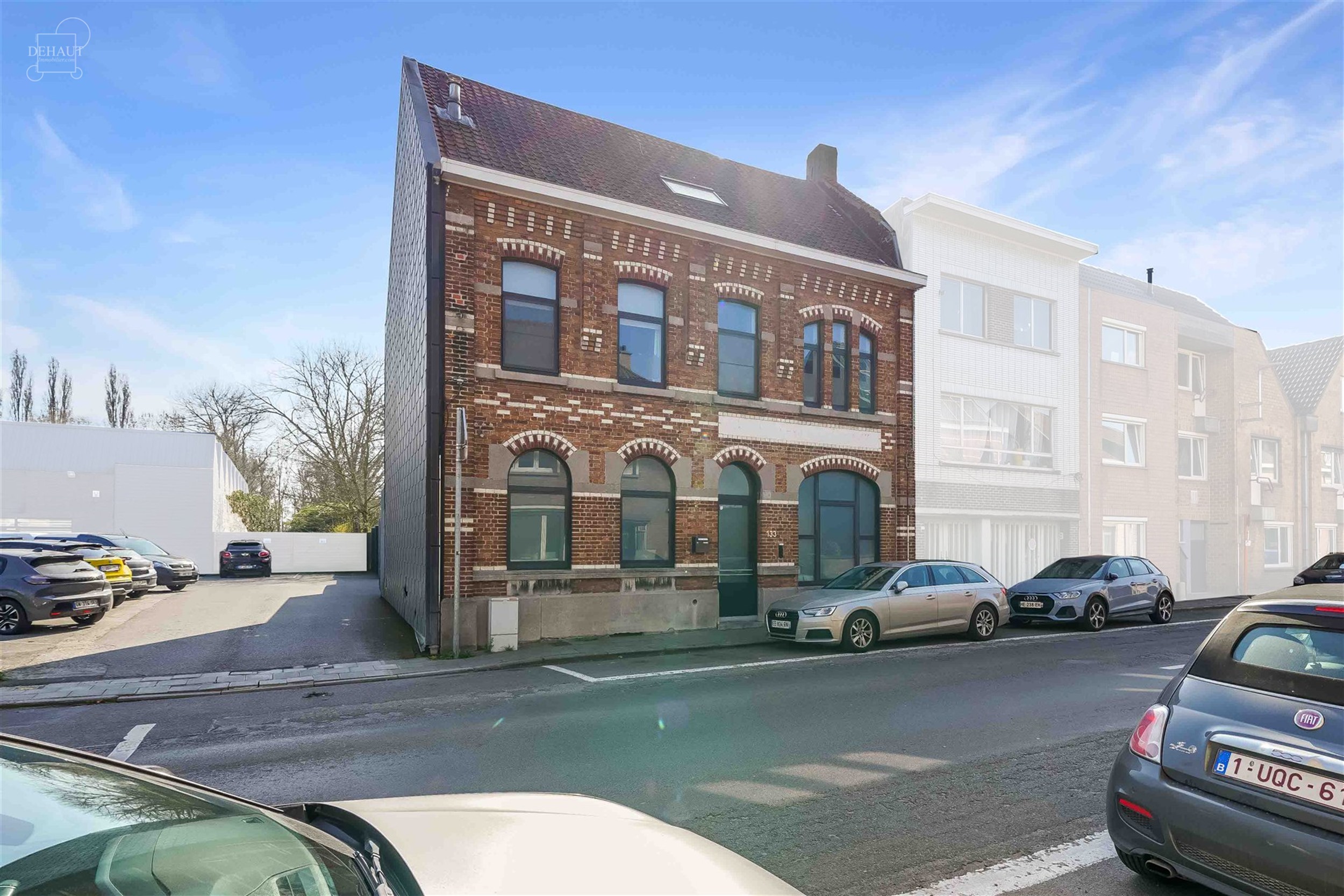 Schitterend, groot dorpshuis met 3 gevels, volledig gerenoveerd door een architect in een eigentijdse stijl. De begane grond bestaat uit een grote hal...