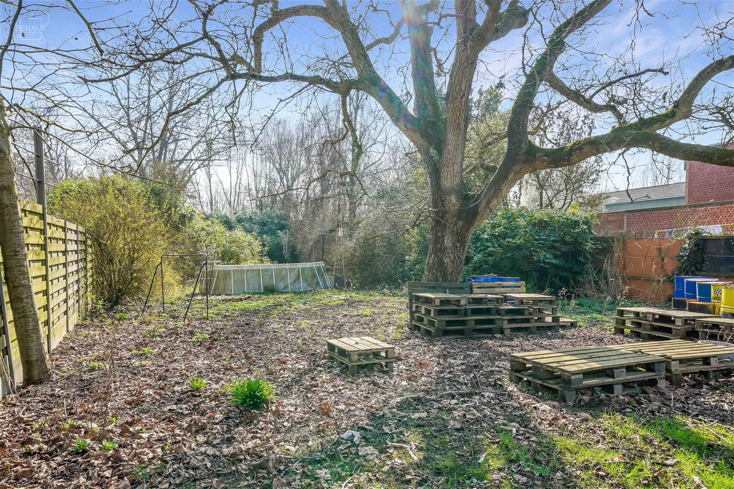 Schitterend, groot dorpshuis met 3 gevels, volledig gerenoveerd door een architect in een eigentijdse stijl. De begane grond bestaat uit een grote hal...