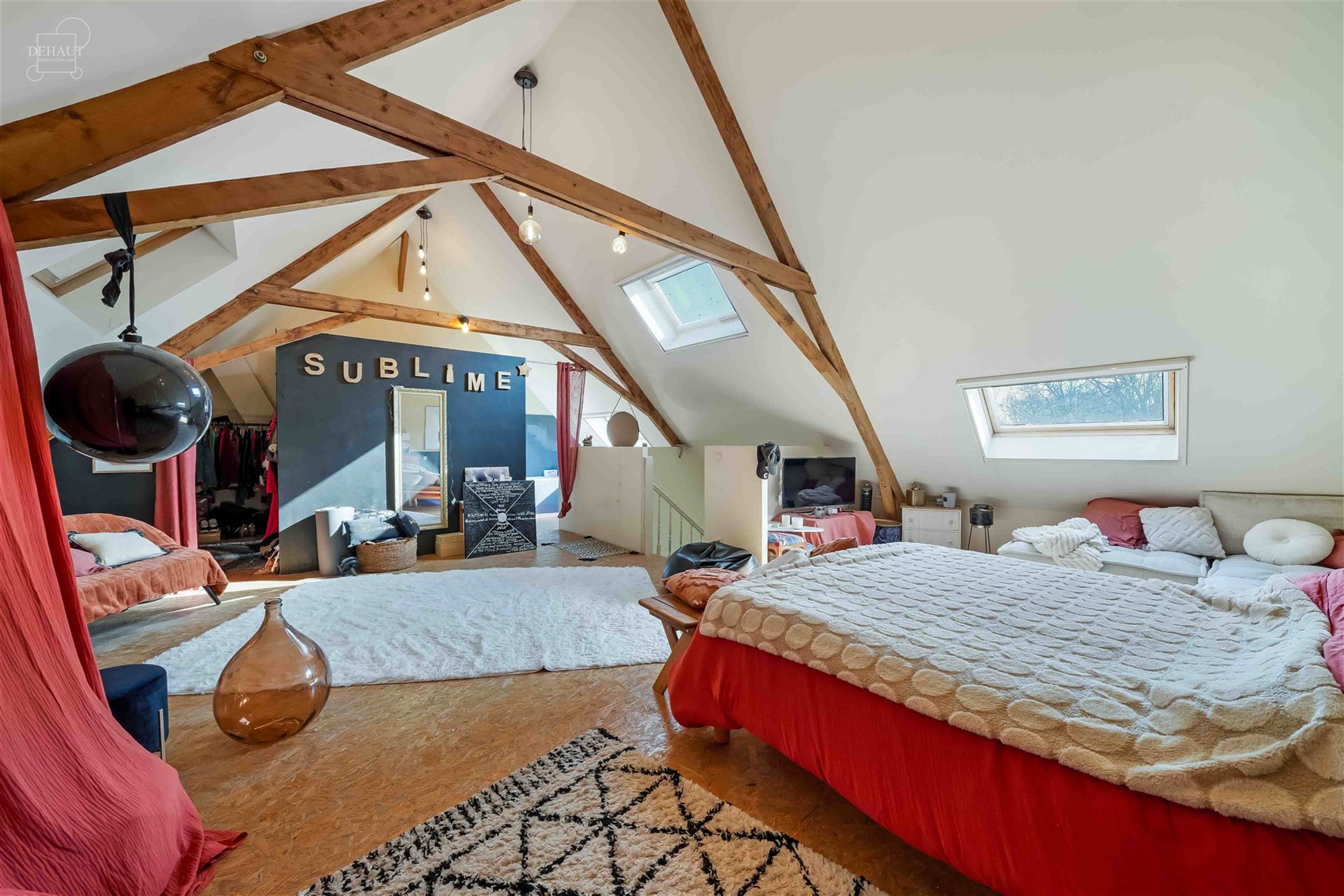 Schitterend, groot dorpshuis met 3 gevels, volledig gerenoveerd door een architect in een eigentijdse stijl. De begane grond bestaat uit een grote hal...