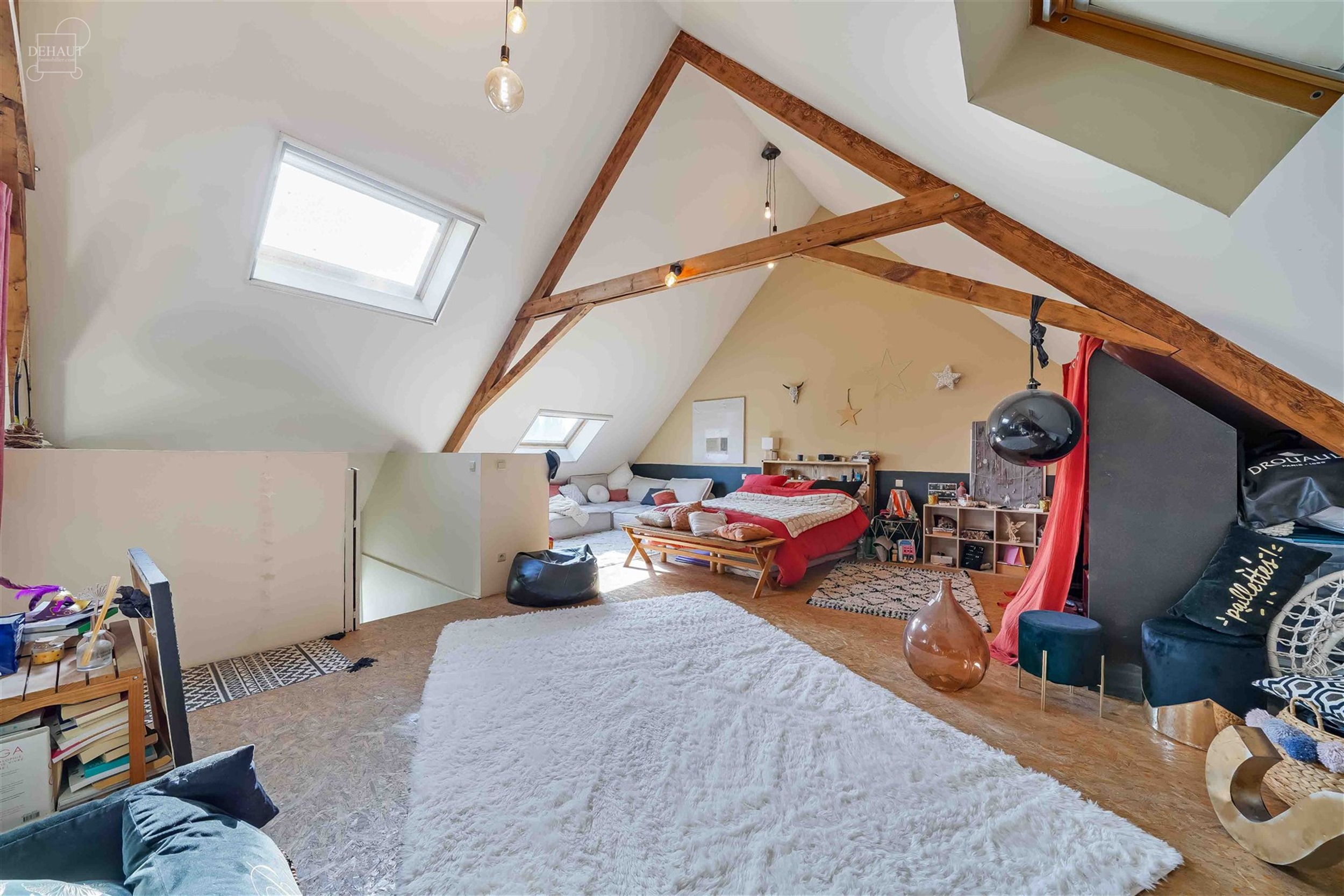 Schitterend, groot dorpshuis met 3 gevels, volledig gerenoveerd door een architect in een eigentijdse stijl. De begane grond bestaat uit een grote hal...