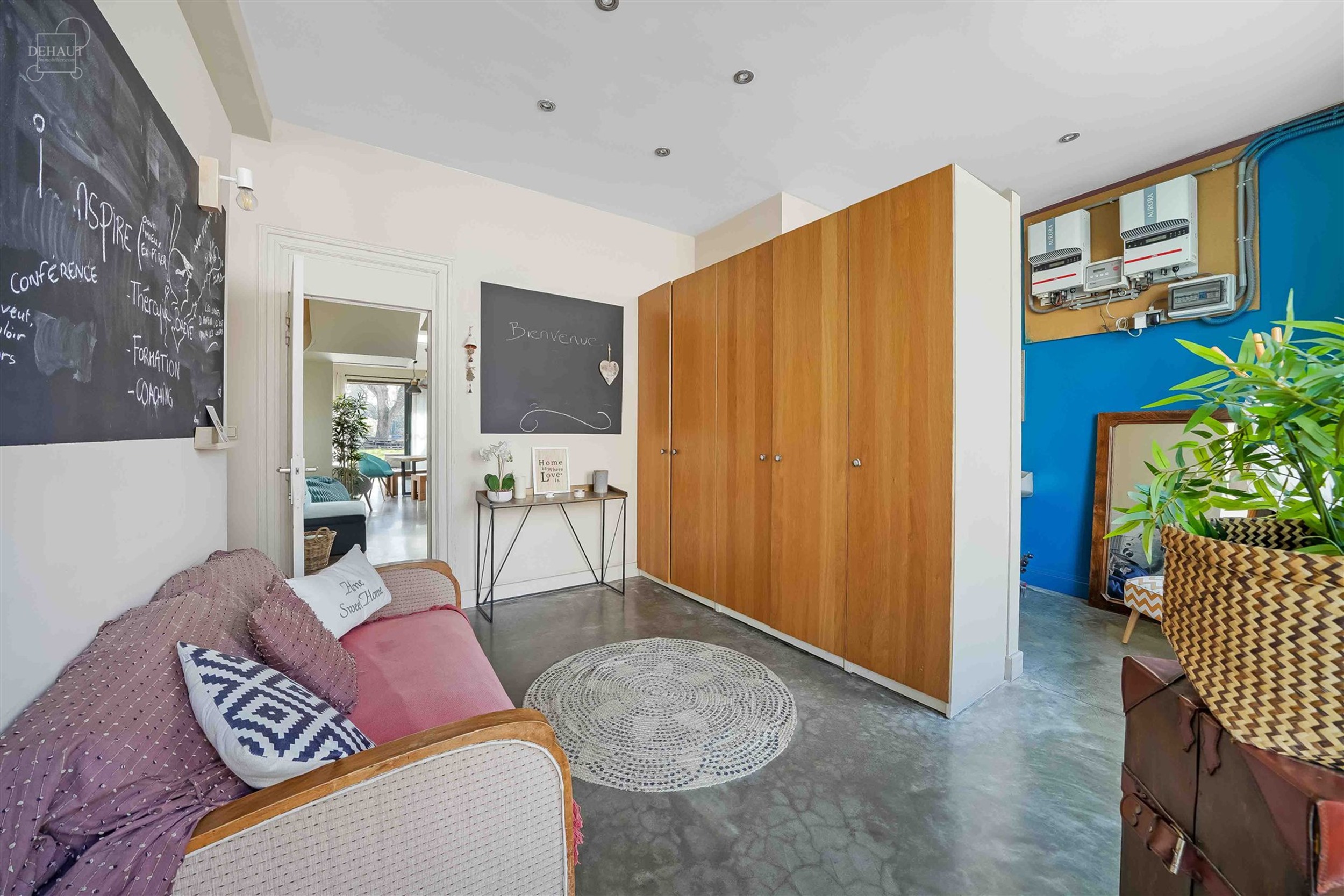 Schitterend, groot dorpshuis met 3 gevels, volledig gerenoveerd door een architect in een eigentijdse stijl. De begane grond bestaat uit een grote hal...