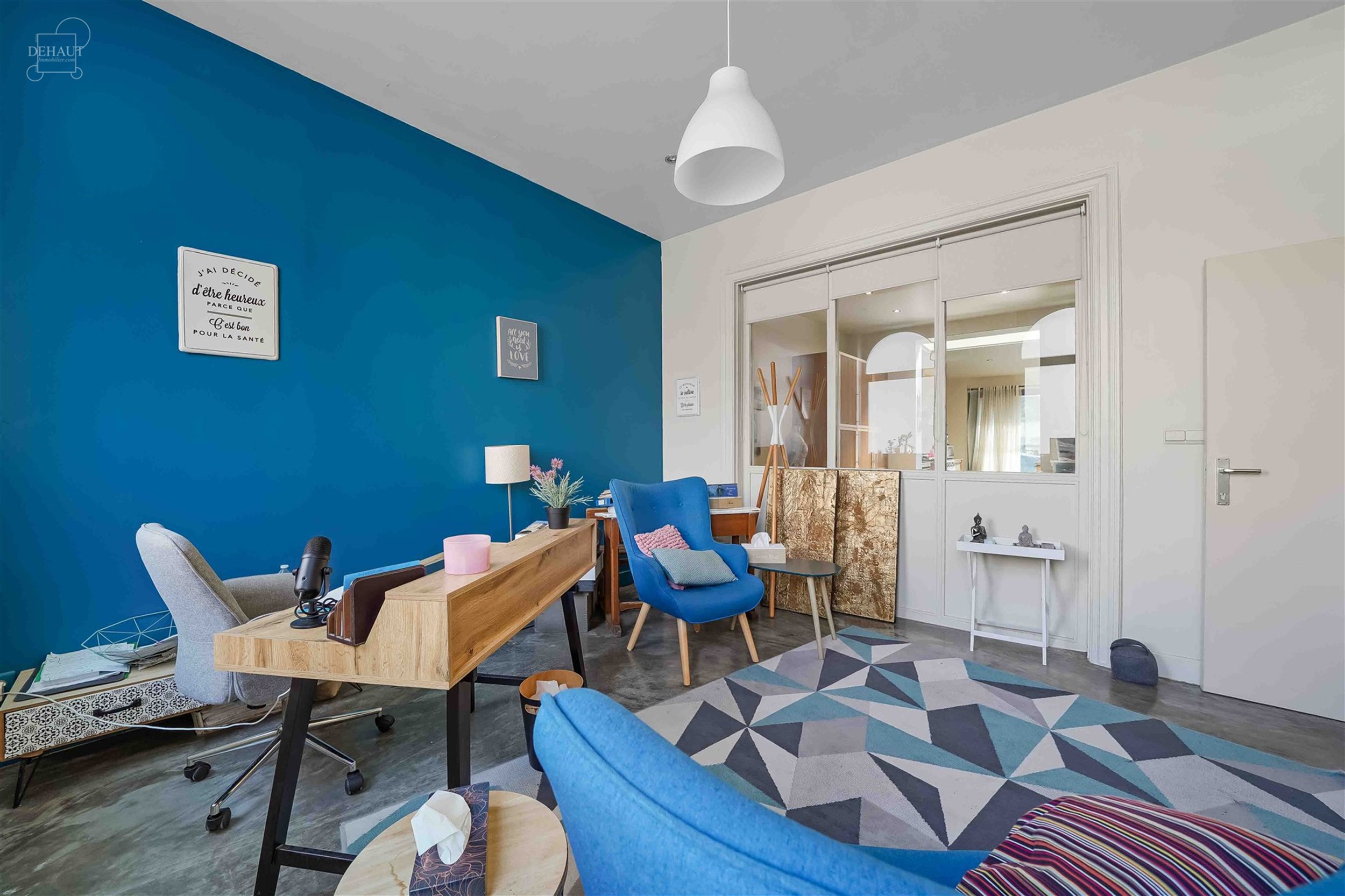 Schitterend, groot dorpshuis met 3 gevels, volledig gerenoveerd door een architect in een eigentijdse stijl. De begane grond bestaat uit een grote hal...