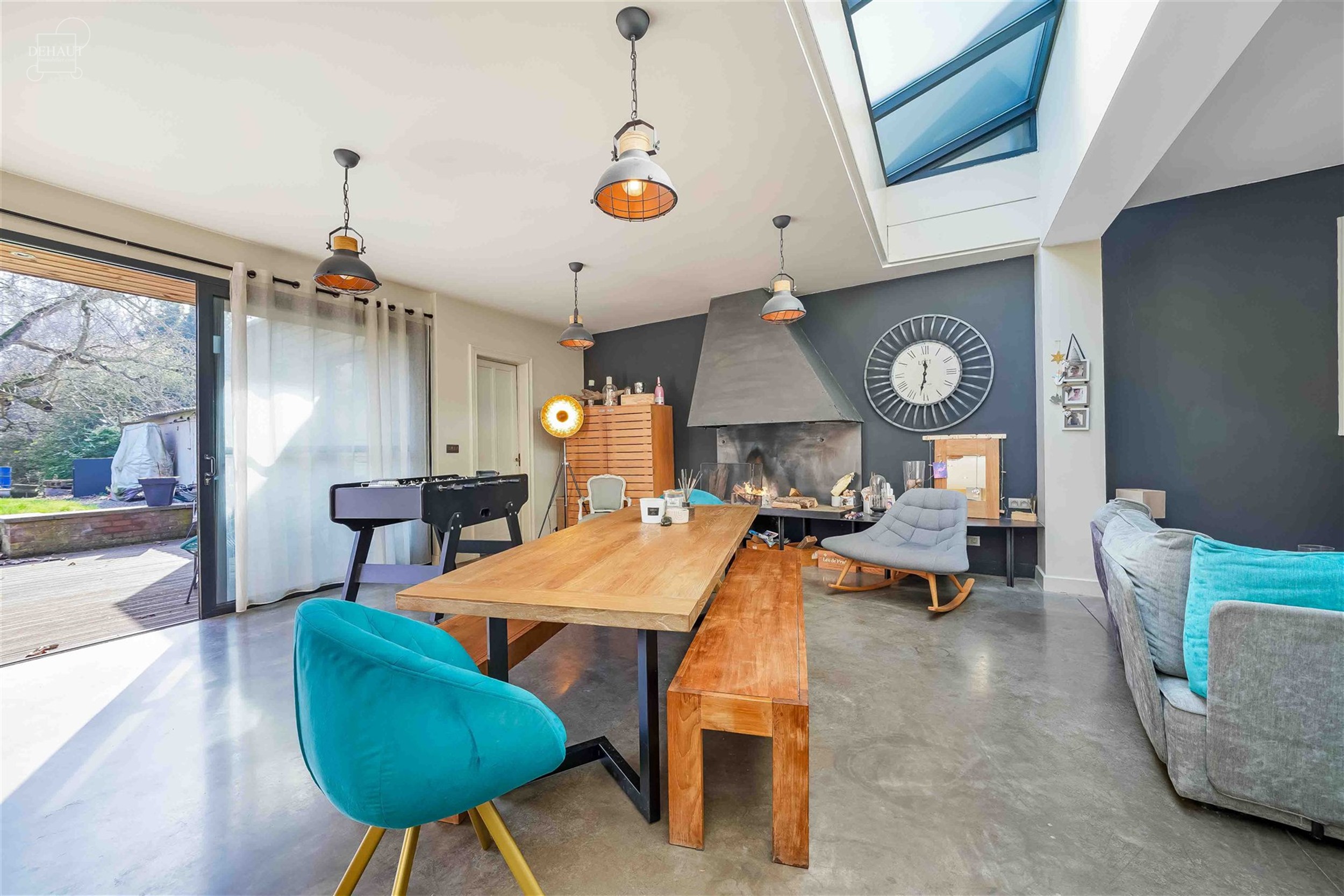 Schitterend, groot dorpshuis met 3 gevels, volledig gerenoveerd door een architect in een eigentijdse stijl. De begane grond bestaat uit een grote hal...