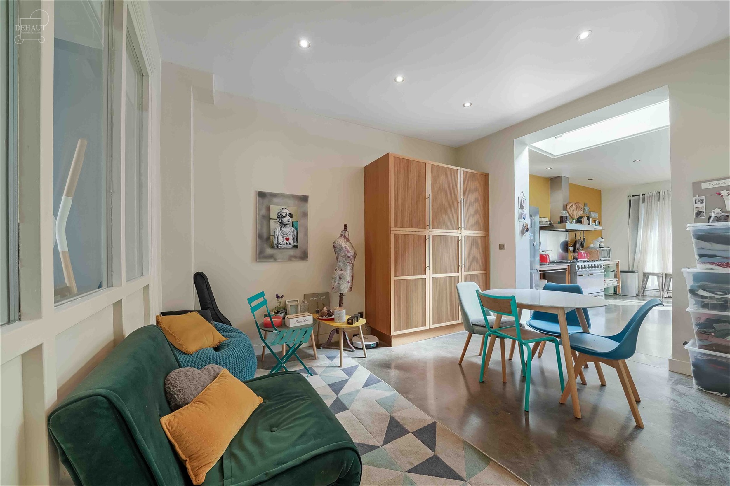 Schitterend, groot dorpshuis met 3 gevels, volledig gerenoveerd door een architect in een eigentijdse stijl. De begane grond bestaat uit een grote hal...