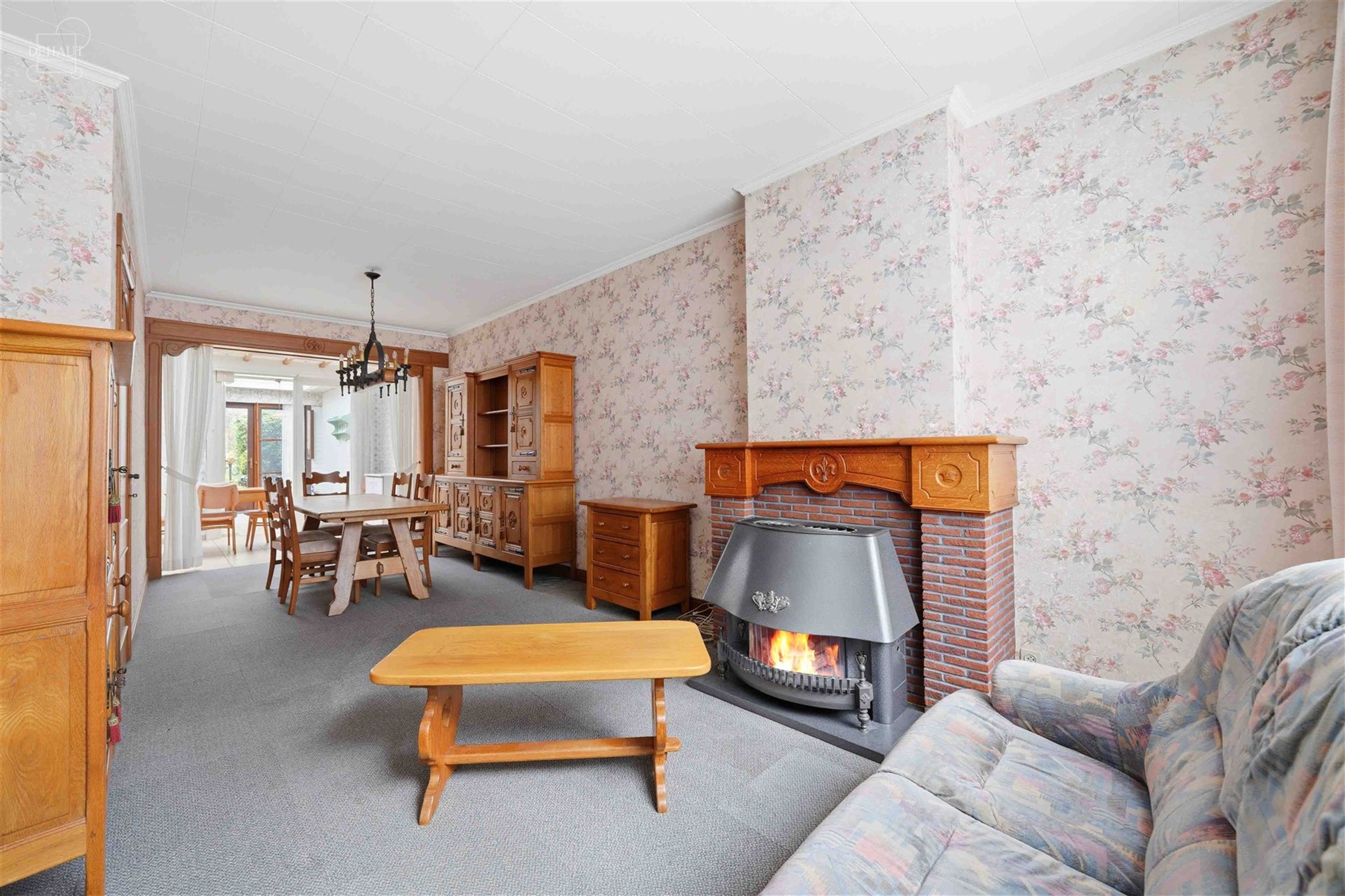 Stadswoning gelegen in een rustige straat vlakbij het stadscentrum. Het bestaat uit een mooie hal die leidt naar een woonkamer, een ingerichte keuken,...