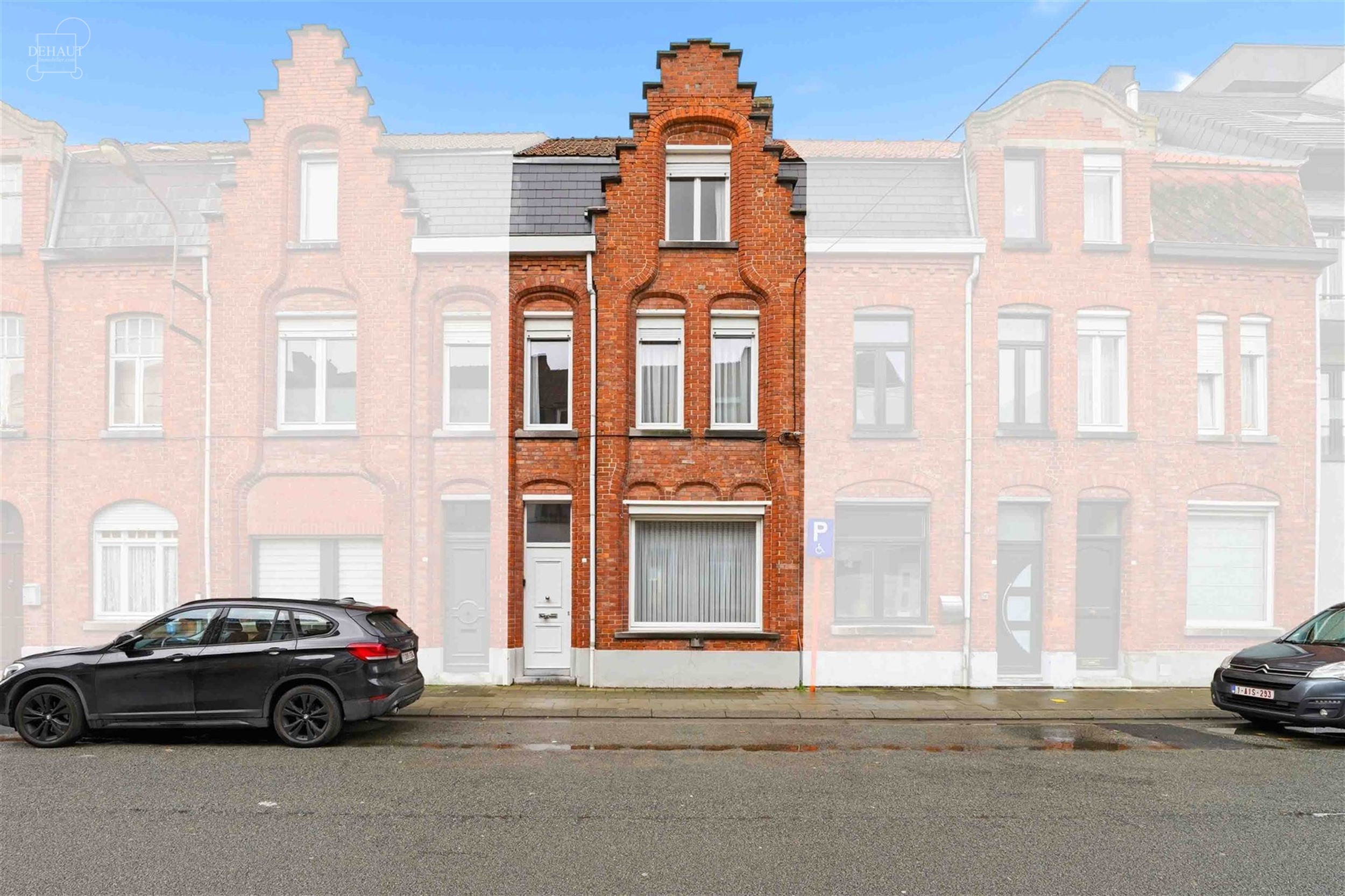 Stadswoning gelegen in een rustige straat vlakbij het stadscentrum. Het bestaat uit een mooie hal die leidt naar een woonkamer, een ingerichte keuken,...