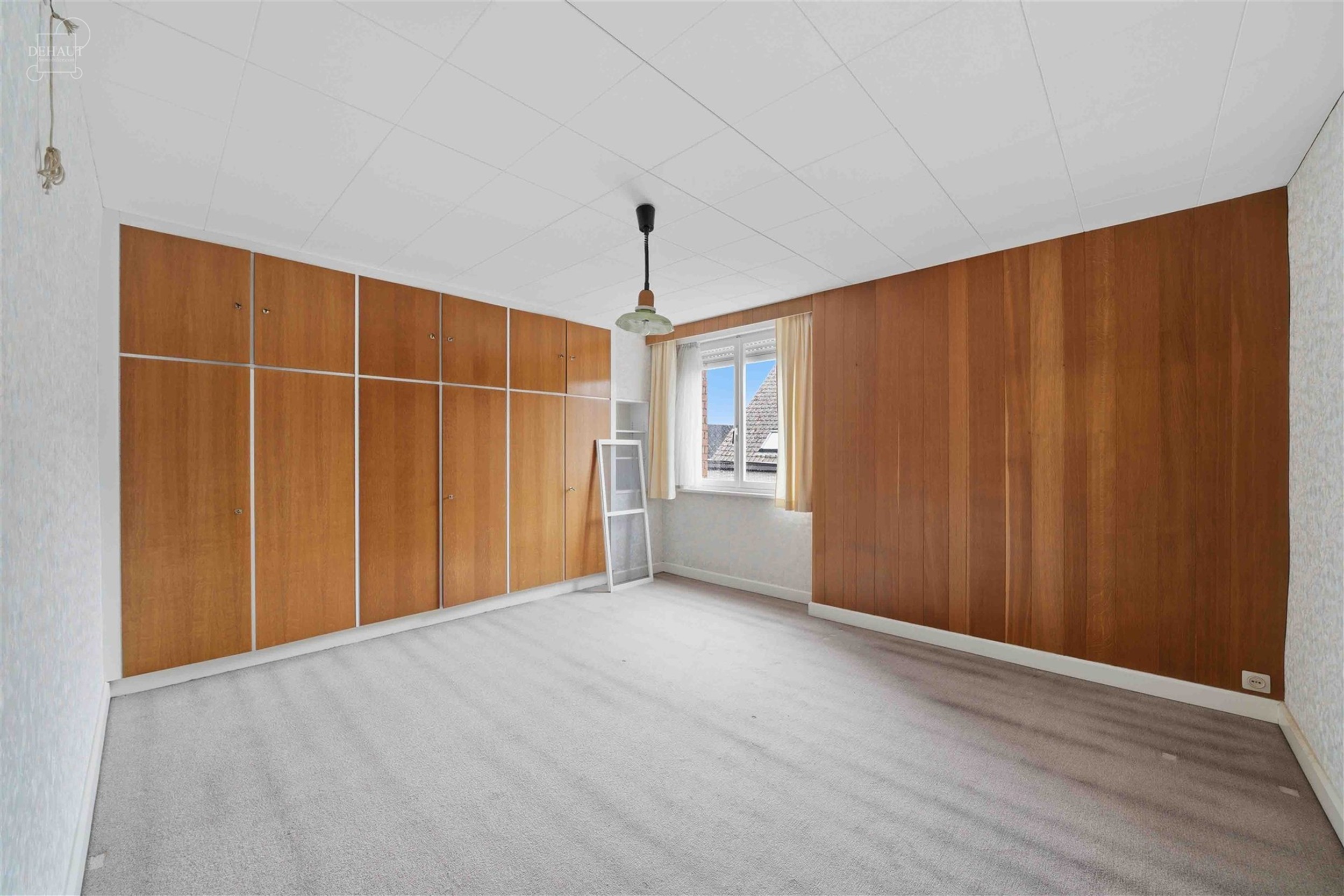 Stadswoning gelegen in een rustige straat vlakbij het stadscentrum. Het bestaat uit een mooie hal die leidt naar een woonkamer, een ingerichte keuken,...