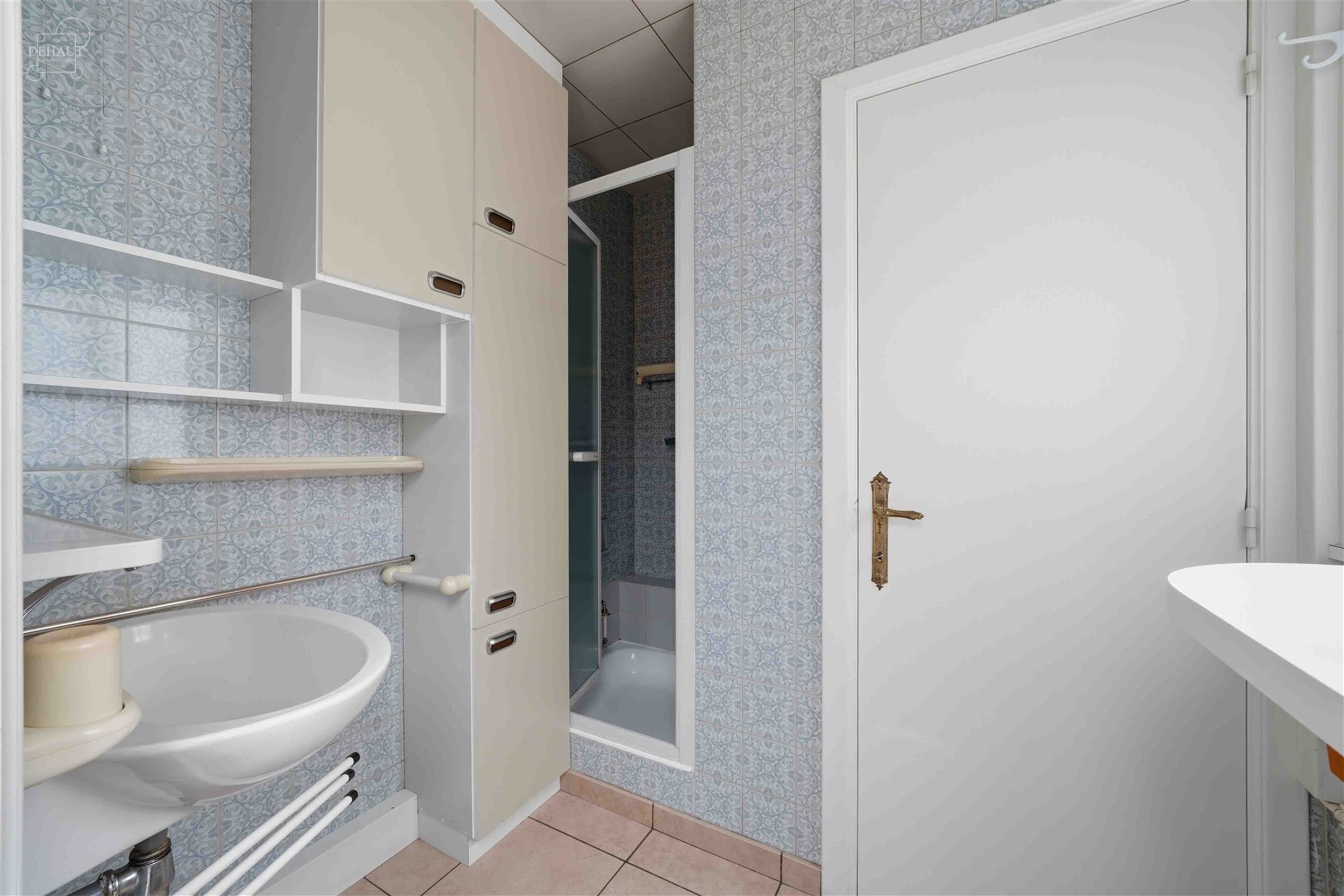 Stadswoning gelegen in een rustige straat vlakbij het stadscentrum. Het bestaat uit een mooie hal die leidt naar een woonkamer, een ingerichte keuken,...