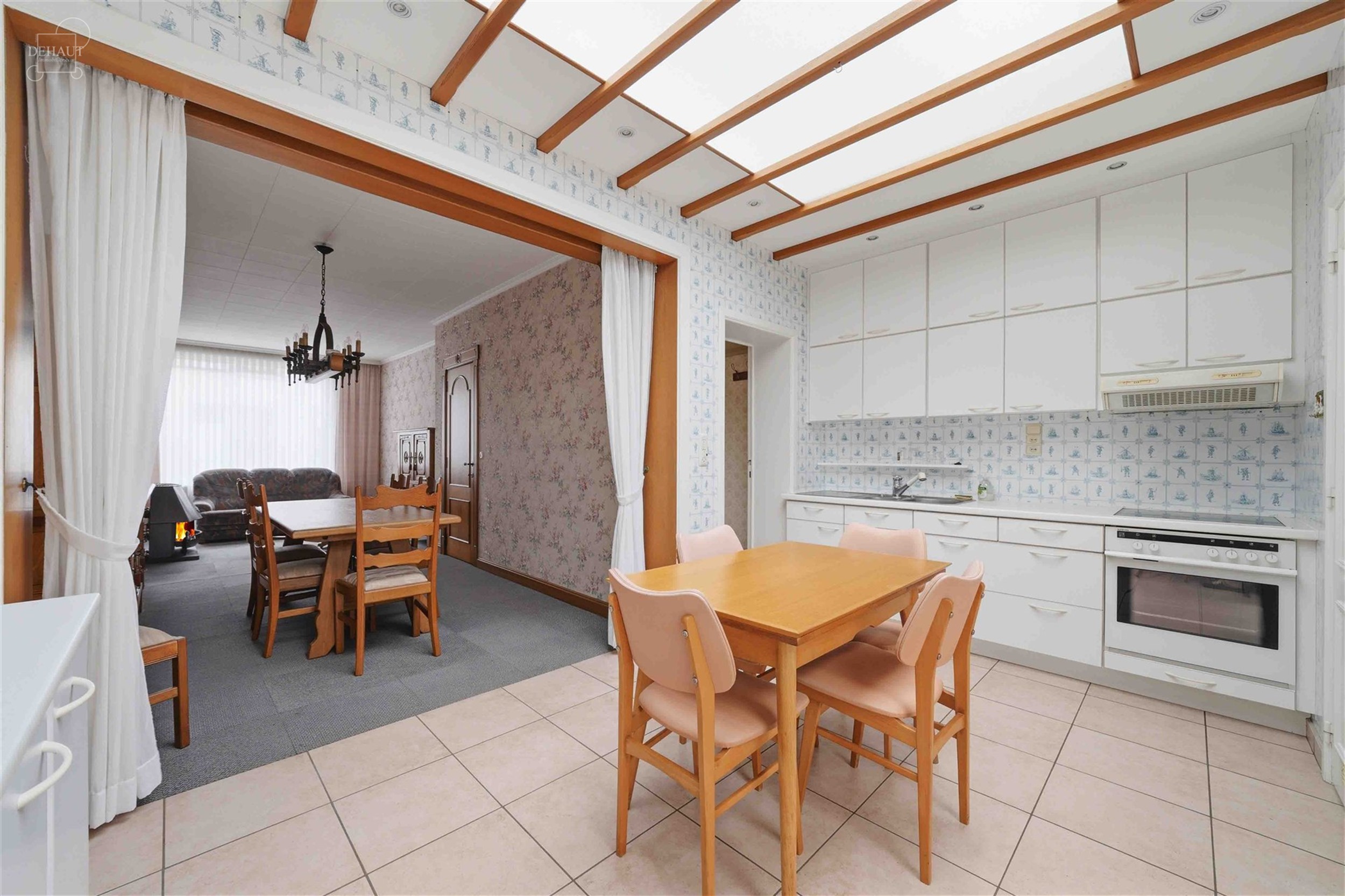 Stadswoning gelegen in een rustige straat vlakbij het stadscentrum. Het bestaat uit een mooie hal die leidt naar een woonkamer, een ingerichte keuken,...