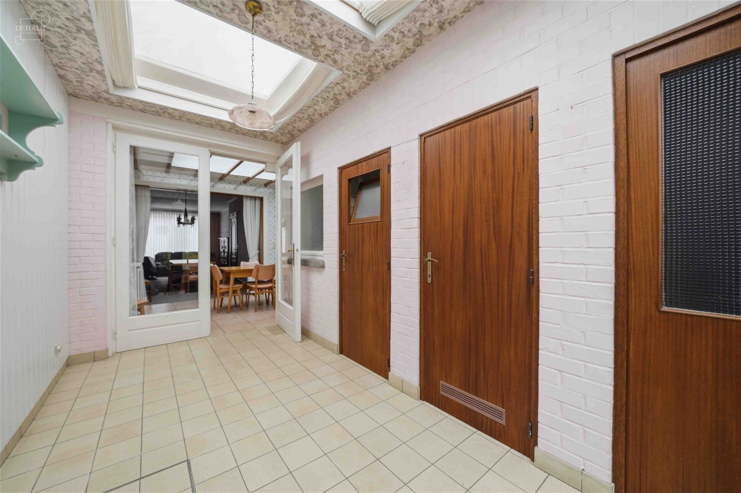 Stadswoning gelegen in een rustige straat vlakbij het stadscentrum. Het bestaat uit een mooie hal die leidt naar een woonkamer, een ingerichte keuken,...