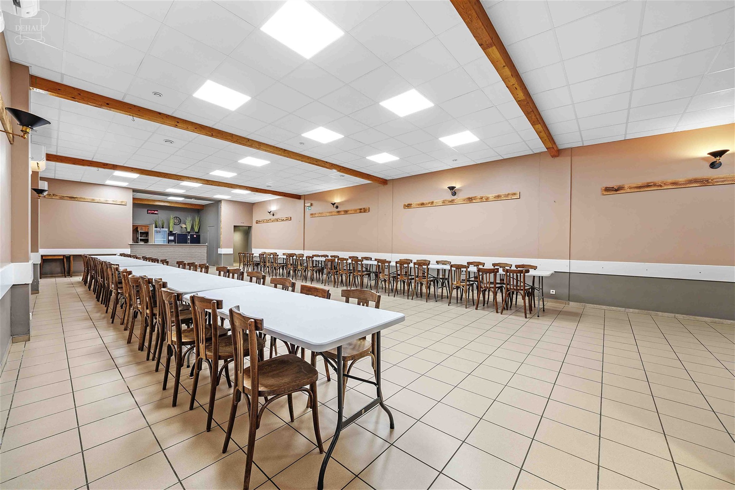 Salle des fêtes avec excellente rentabilité. Équipée d'un bar, d'une cuisine professionnelle, de WC homme / femme et de 2 réserves. Installation ...