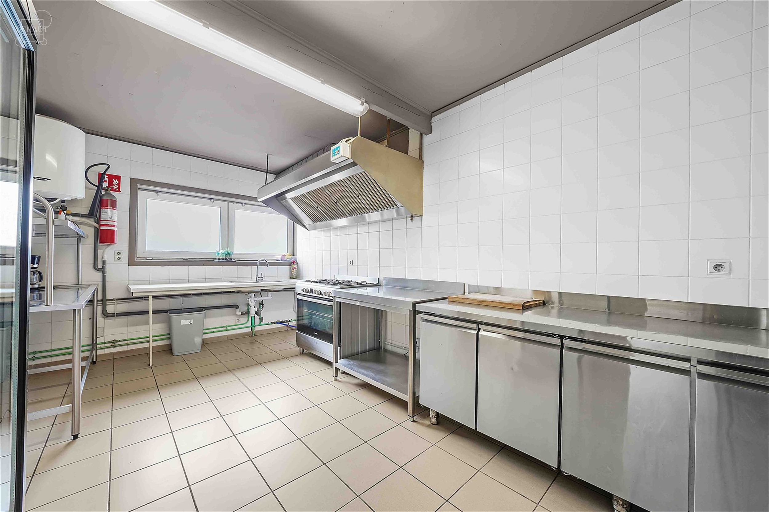 Salle des fêtes avec excellente rentabilité. Équipée d'un bar, d'une cuisine professionnelle, de WC homme / femme et de 2 réserves. Installation ...