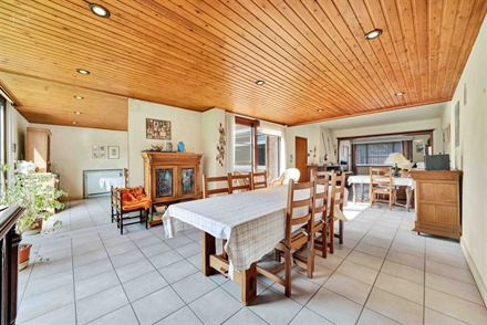 Ruime 4-onder-1-kapwoning met garage gelegen in een rustige straat. Bestaande uit een hal, grote woonkamer, keuken, apart toilet, bijkeuken, badkamer,...