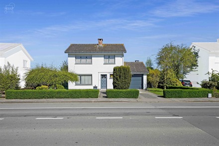 Maison individuelle avec garage idéalement située aux abords d'un quartier résidentiel.
Propose un hall d'entrée, un lumineux séjour, une cuisin...