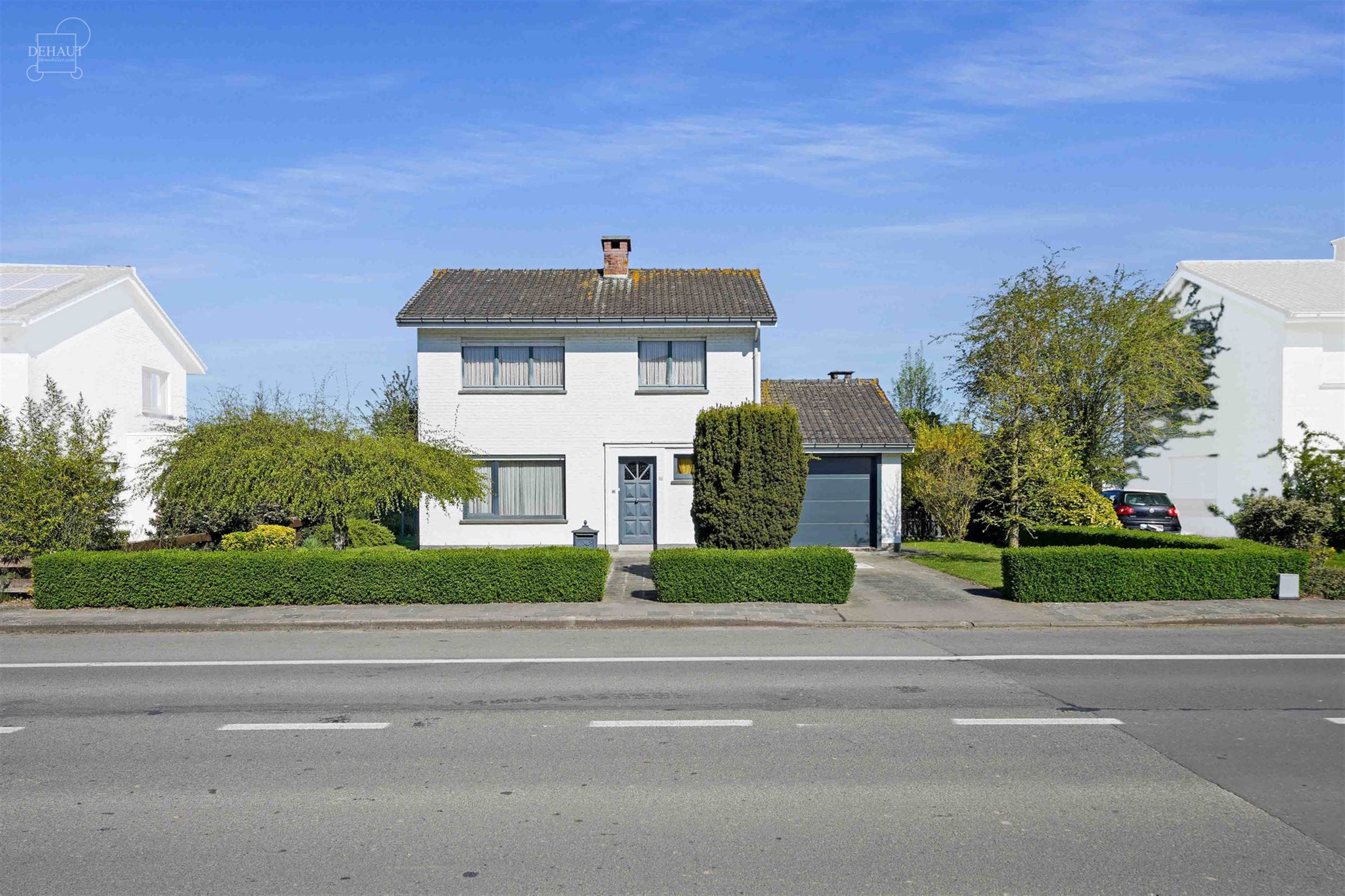 Vrijstaand huis met garage ideaal gelegen aan de rand van een woonwijk.
Beschikt over een inkomhal, lichte woonkamer, keuken, kelder, serre, WC, badk...