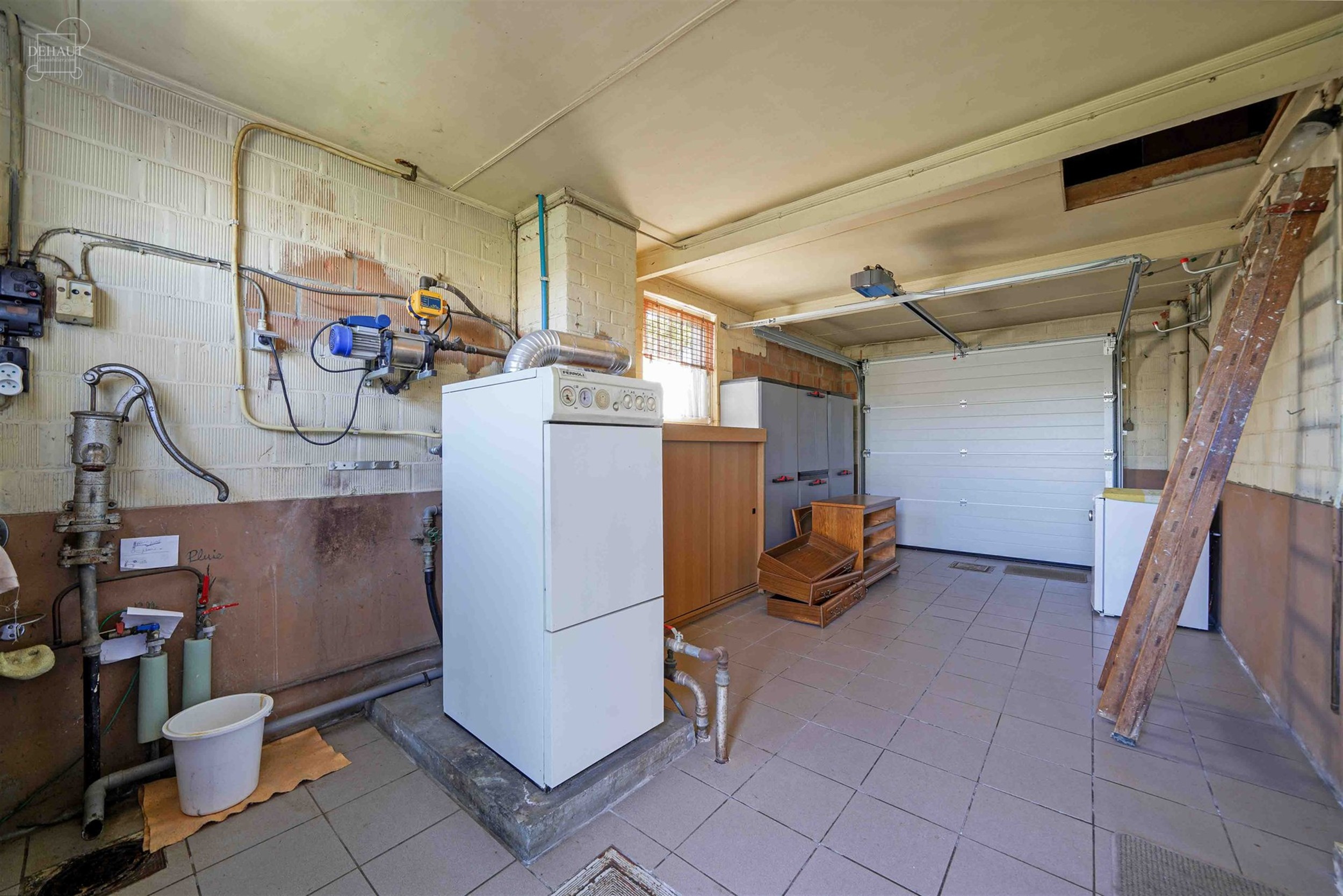 Vrijstaand huis met garage ideaal gelegen aan de rand van een woonwijk.
Beschikt over een inkomhal, lichte woonkamer, keuken, kelder, serre, WC, badk...