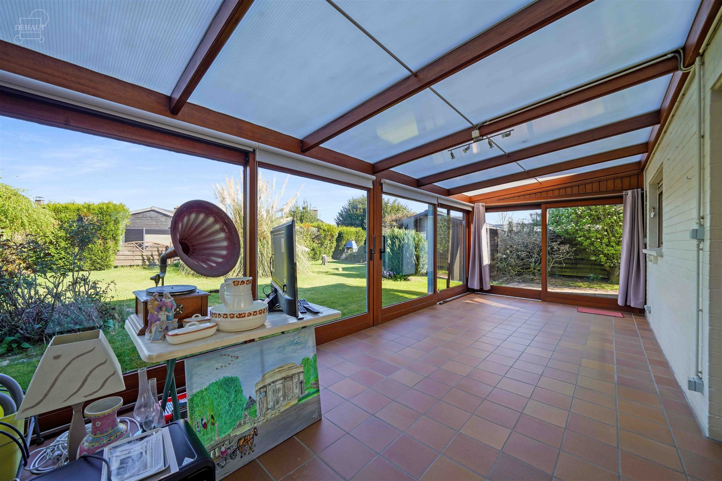 Vrijstaand huis met garage ideaal gelegen aan de rand van een woonwijk.
Beschikt over een inkomhal, lichte woonkamer, keuken, kelder, serre, WC, badk...