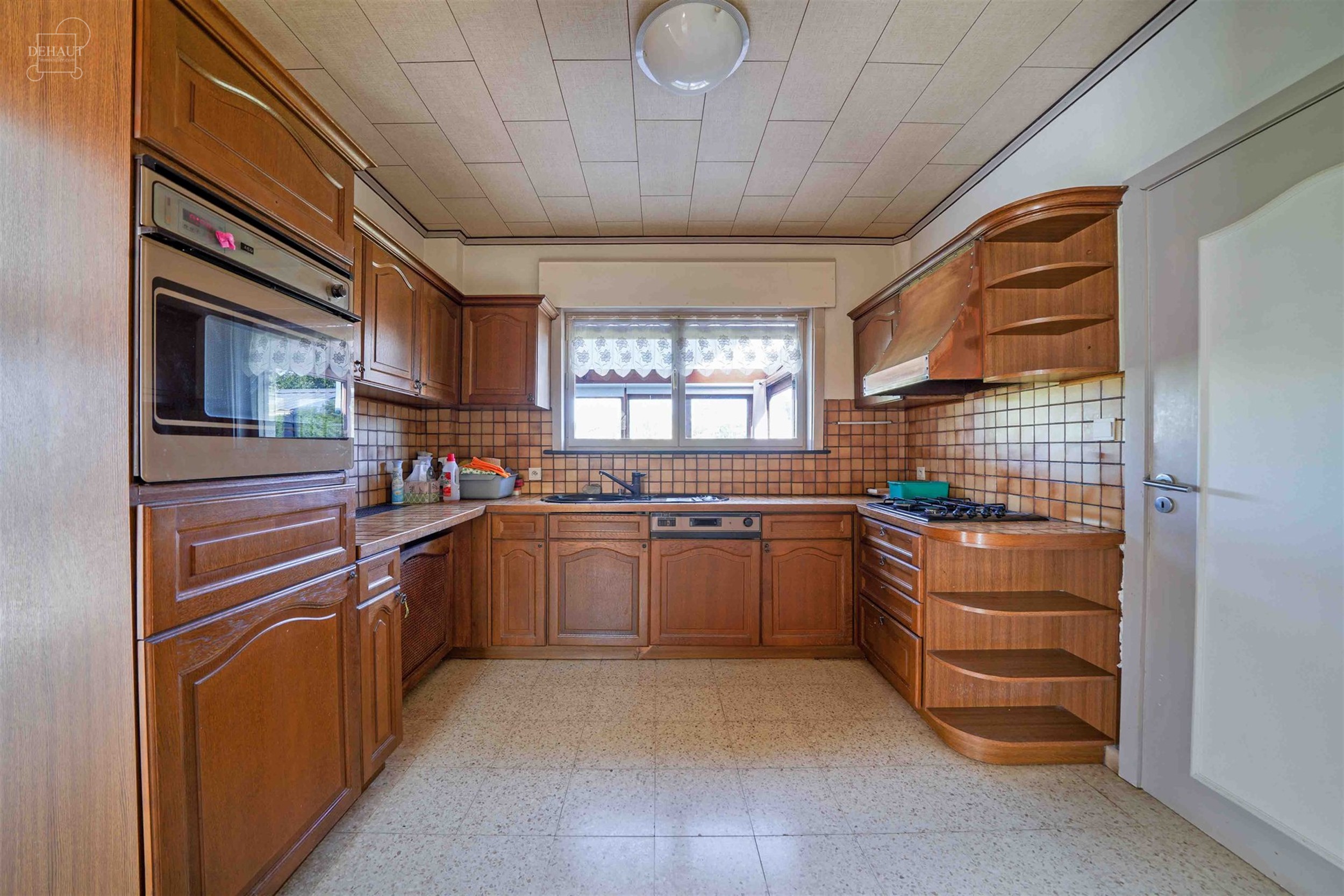 Vrijstaand huis met garage ideaal gelegen aan de rand van een woonwijk.
Beschikt over een inkomhal, lichte woonkamer, keuken, kelder, serre, WC, badk...