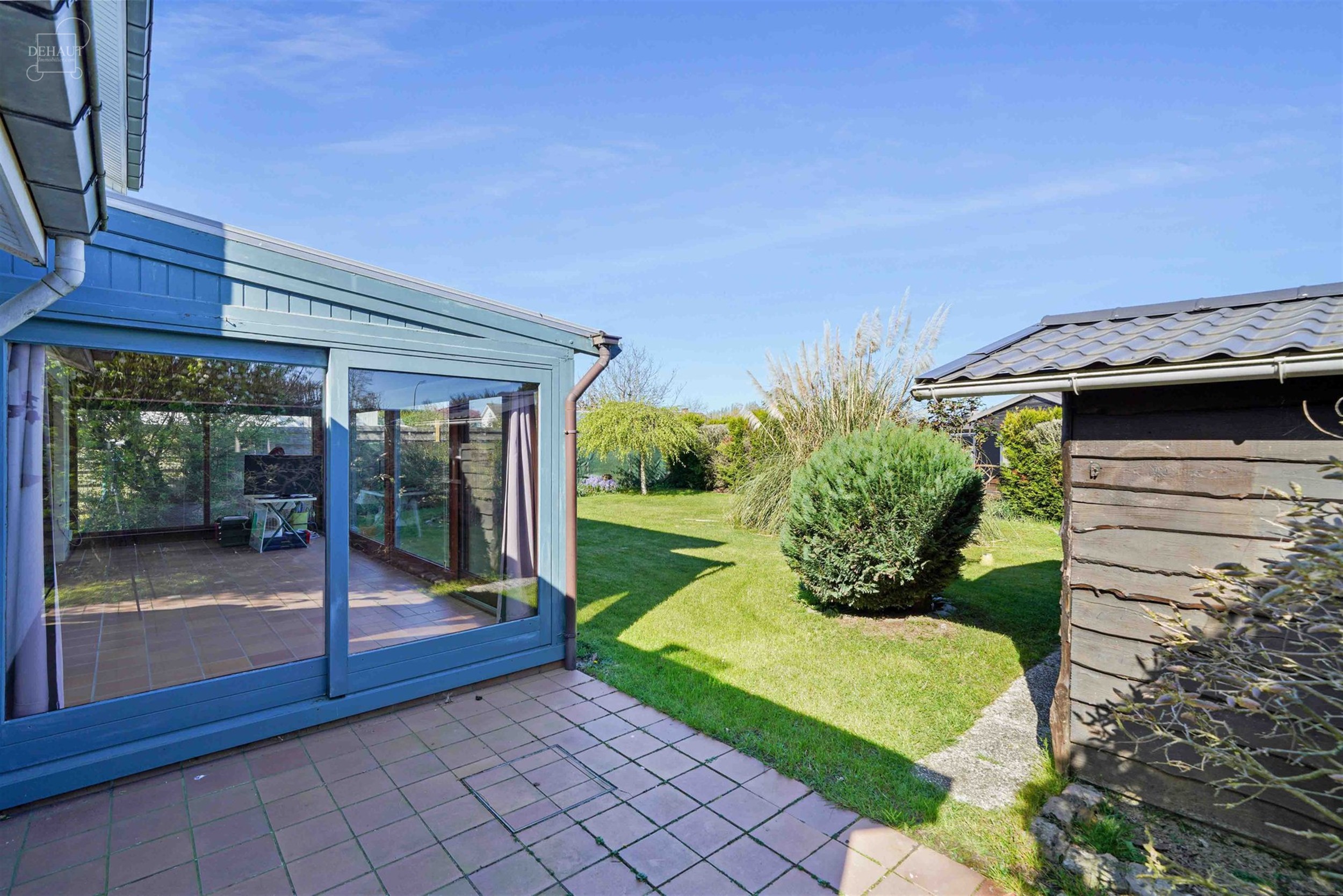 Vrijstaand huis met garage ideaal gelegen aan de rand van een woonwijk.
Beschikt over een inkomhal, lichte woonkamer, keuken, kelder, serre, WC, badk...