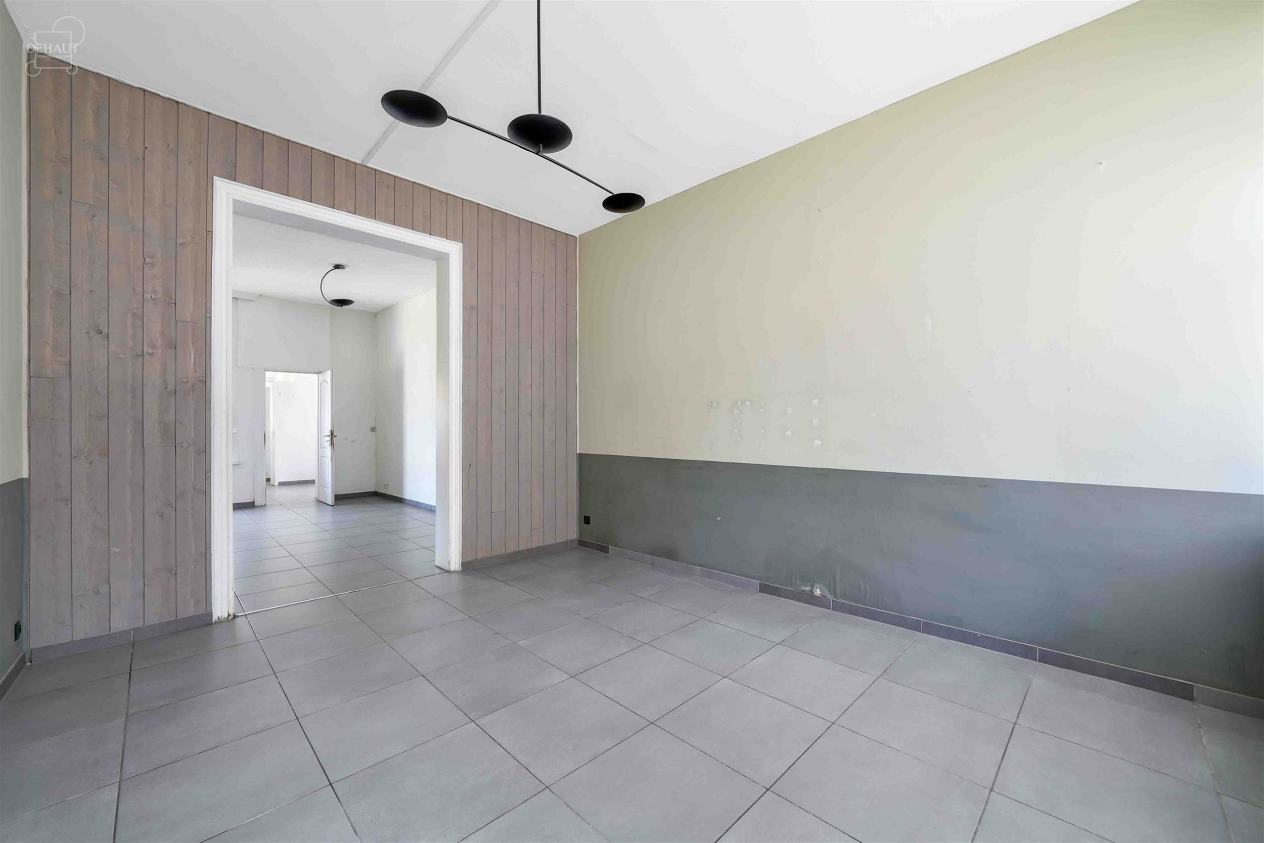 Ruime rijwoning met een inkomhal, een woonkamer, een keuken, een kelder, een wasruimte/toilet, een eerste badkamer, 4 slaapkamers en een ruime oudersl...