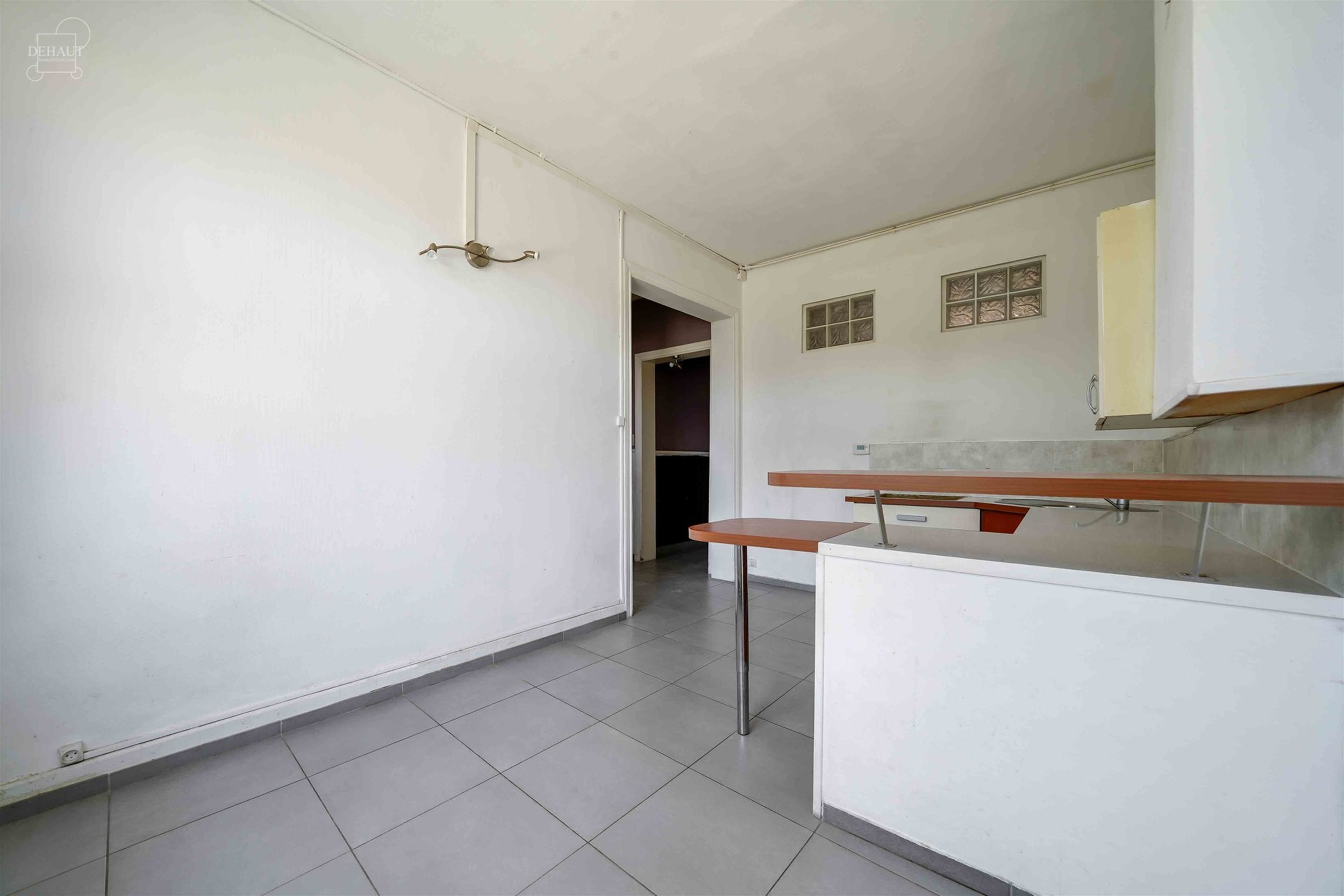 Ruime rijwoning met een inkomhal, een woonkamer, een keuken, een kelder, een wasruimte/toilet, een eerste badkamer, 4 slaapkamers en een ruime oudersl...