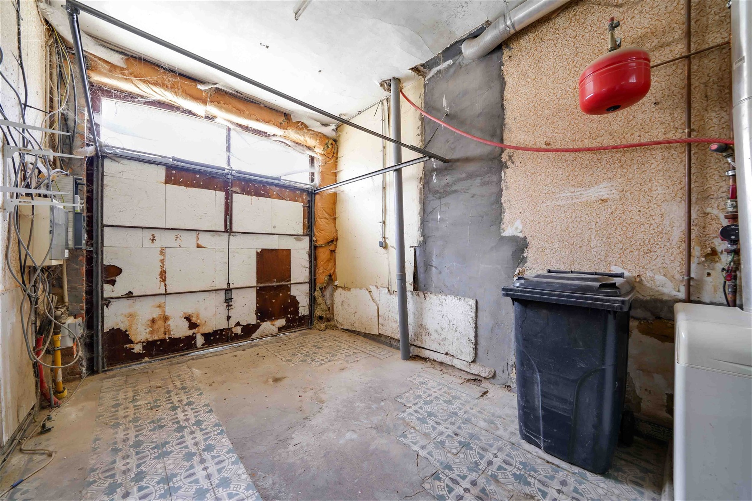 Ruime rijwoning met een inkomhal, een woonkamer, een keuken, een kelder, een wasruimte/toilet, een eerste badkamer, 4 slaapkamers en een ruime oudersl...