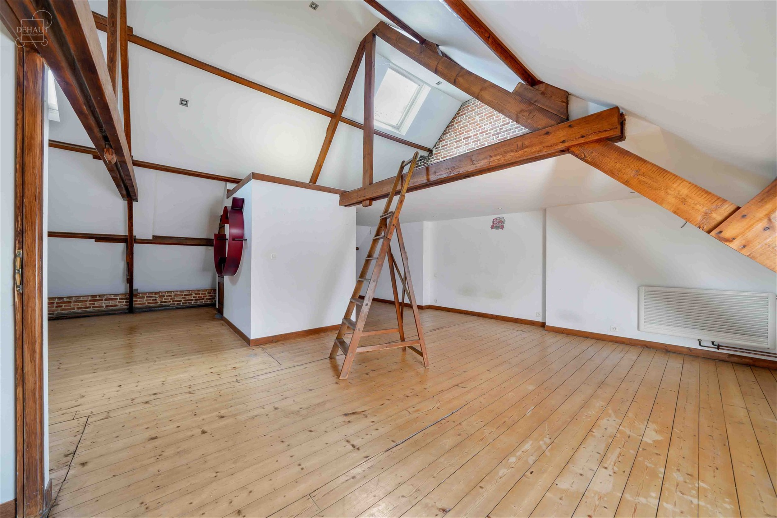Ruime rijwoning met een inkomhal, een woonkamer, een keuken, een kelder, een wasruimte/toilet, een eerste badkamer, 4 slaapkamers en een ruime oudersl...
