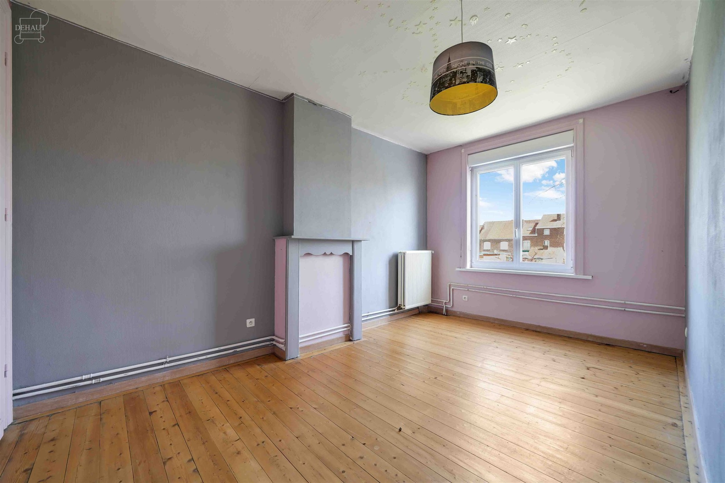 Ruime rijwoning met een inkomhal, een woonkamer, een keuken, een kelder, een wasruimte/toilet, een eerste badkamer, 4 slaapkamers en een ruime oudersl...